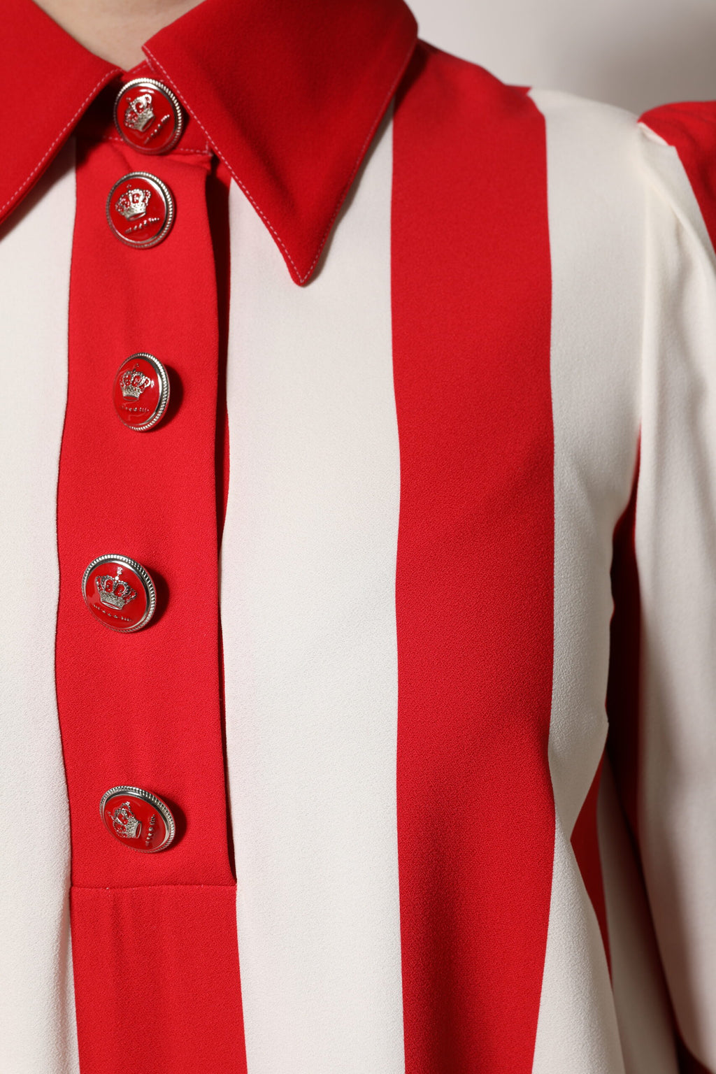 Robe courte Dolce & Gabbana à rayures rouges et blanches, manches longues, style élégant et moderne.