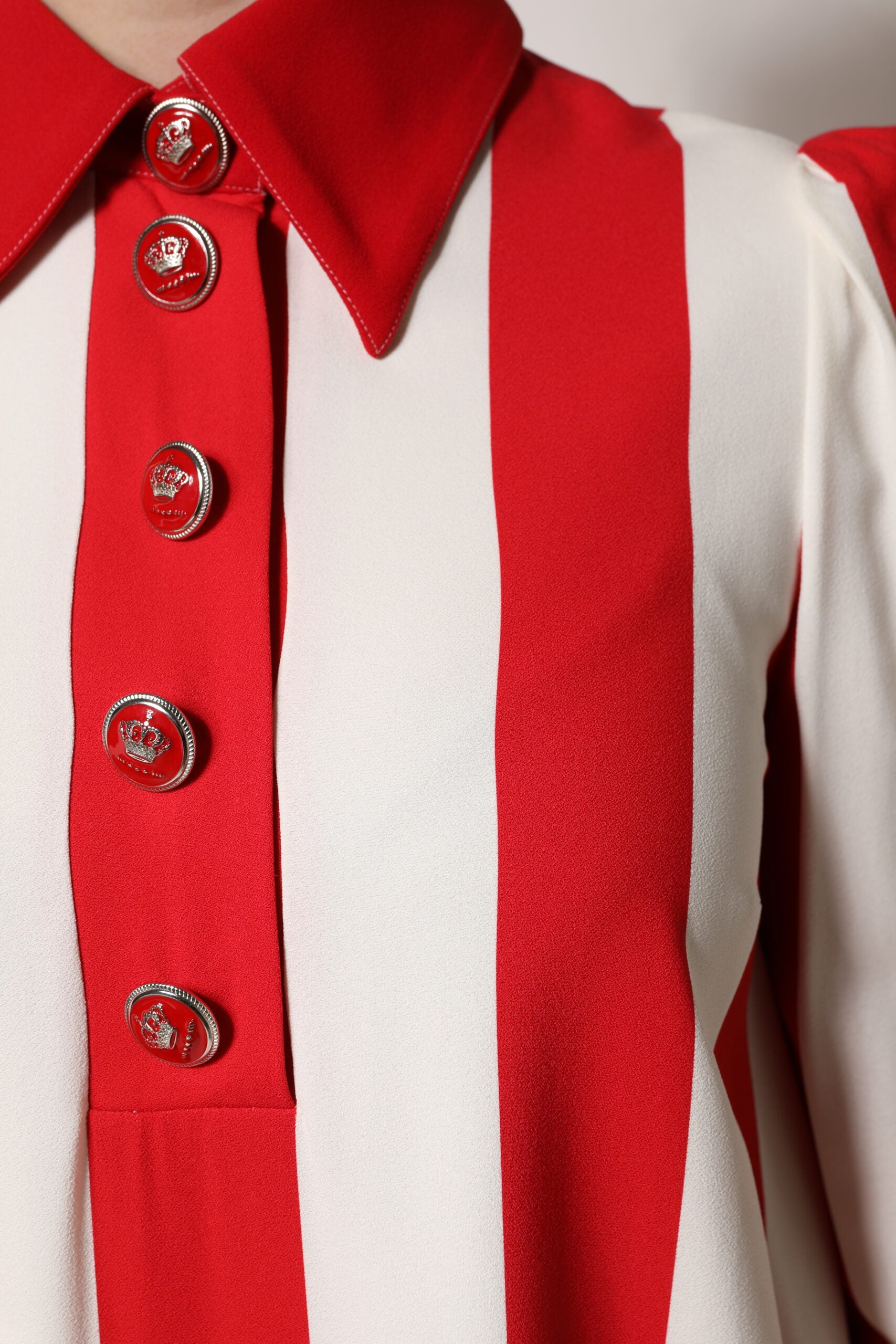 Robe courte Dolce & Gabbana à rayures rouges et blanches, manches longues, style élégant et moderne.