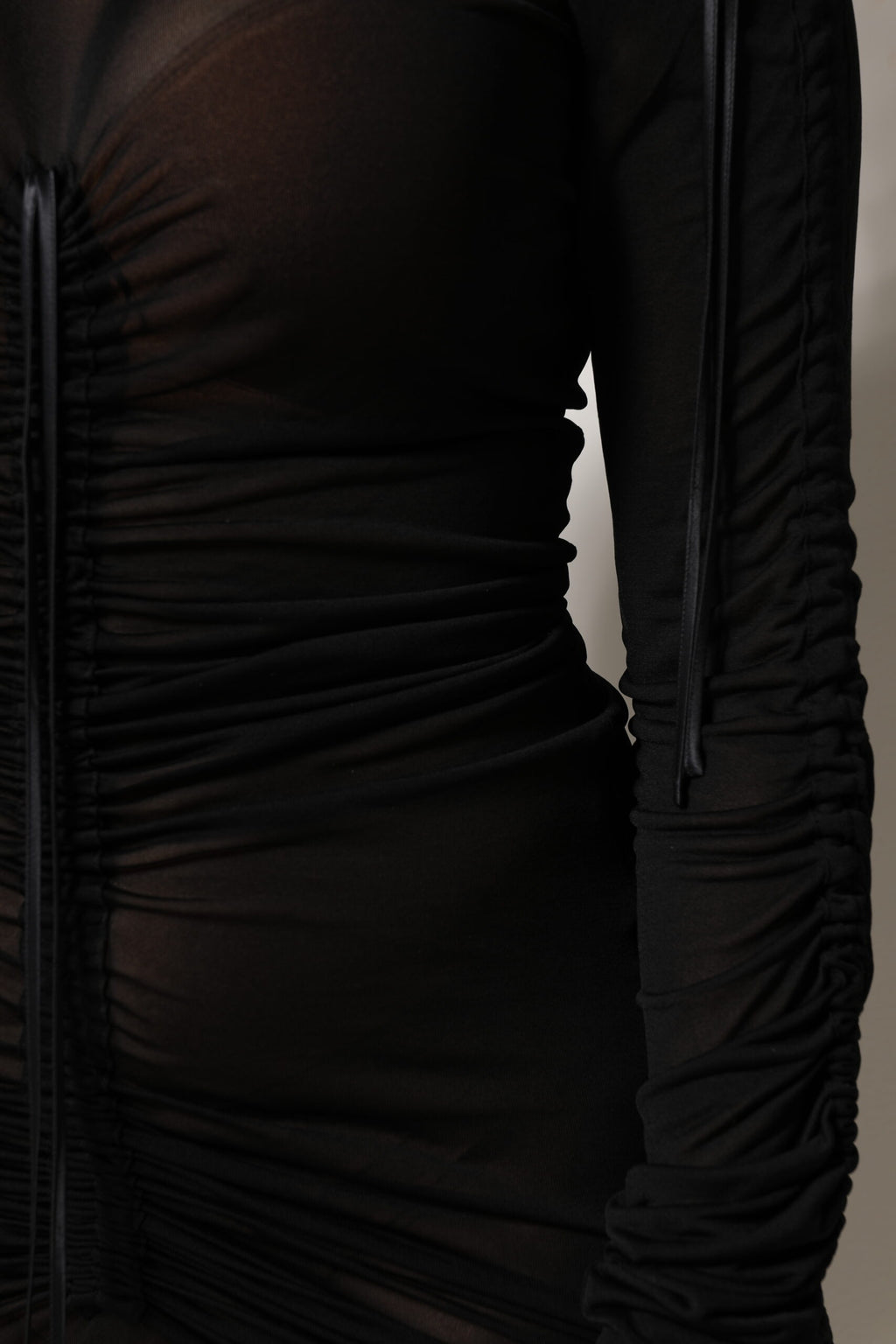 Robe moulante noire Dolce & Gabbana en mesh avec finition en bordure, longueur longueur longue, silhouette élégante.