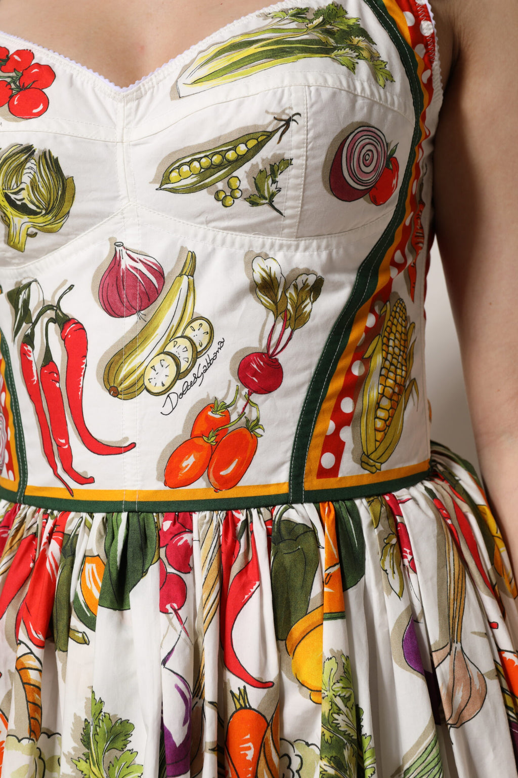 Robe sans manches blanche Dolce & Gabbana avec motif de légumes en forme A-line, élégante et estivale.