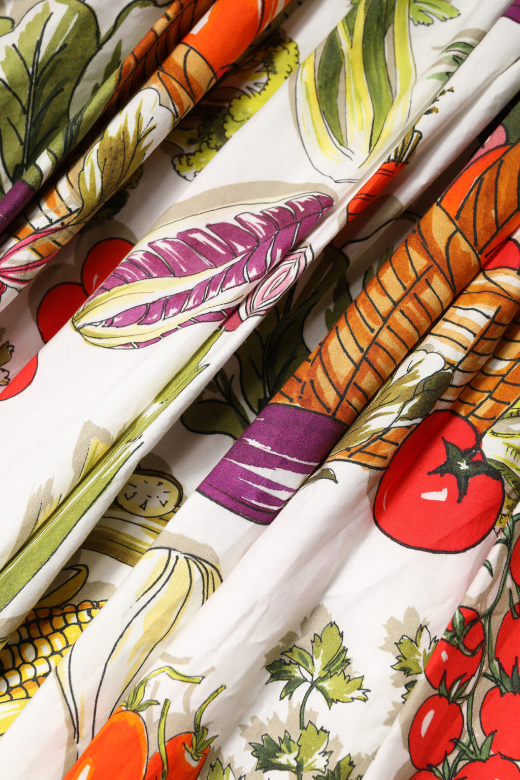 Robe sans manches Dolce & Gabbana blanche à motifs de légumes, coupe évasée en ligne A, tissu léger et élégant.
