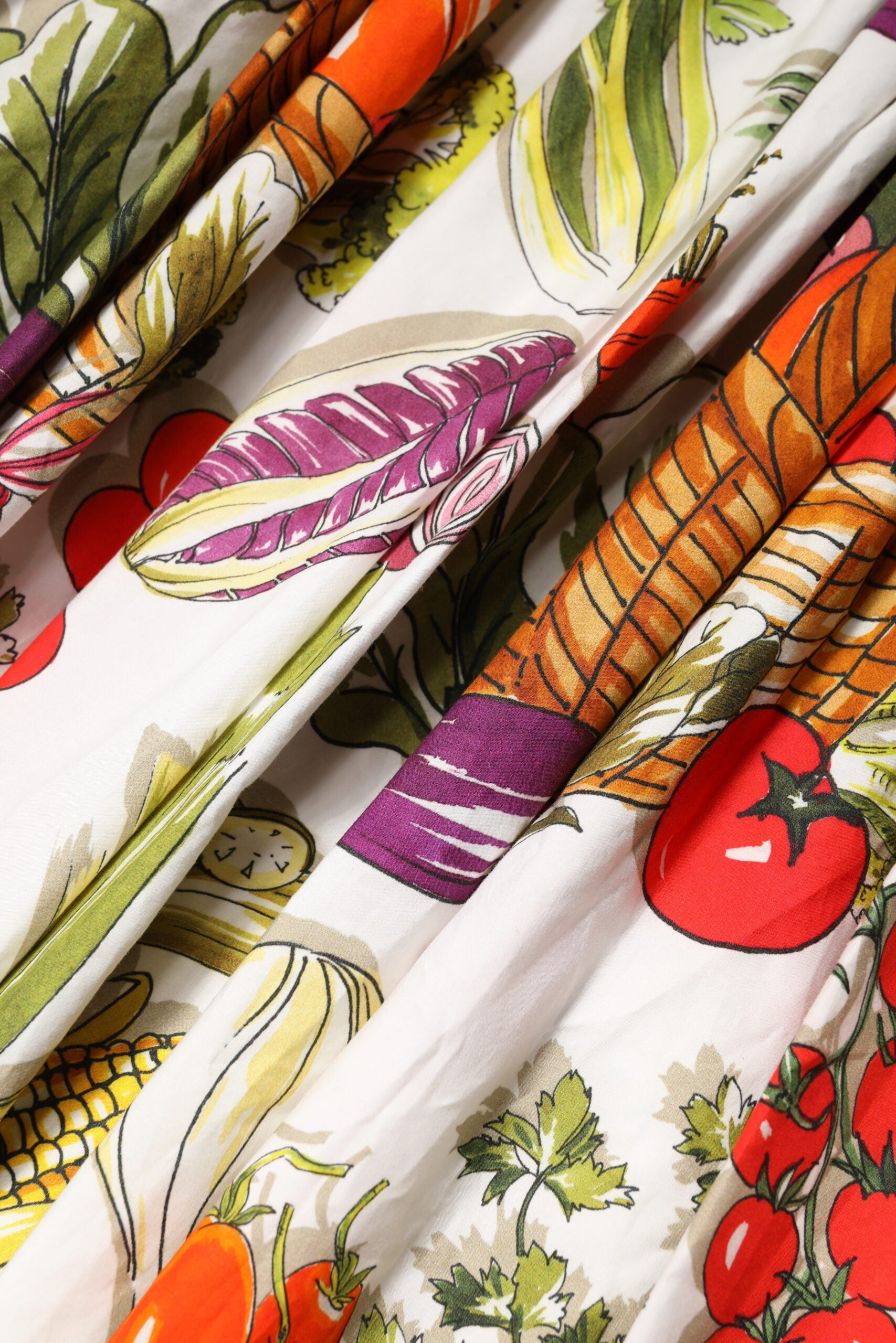 Robe sans manches Dolce & Gabbana blanche à motifs de légumes, coupe évasée en ligne A, tissu léger et élégant.