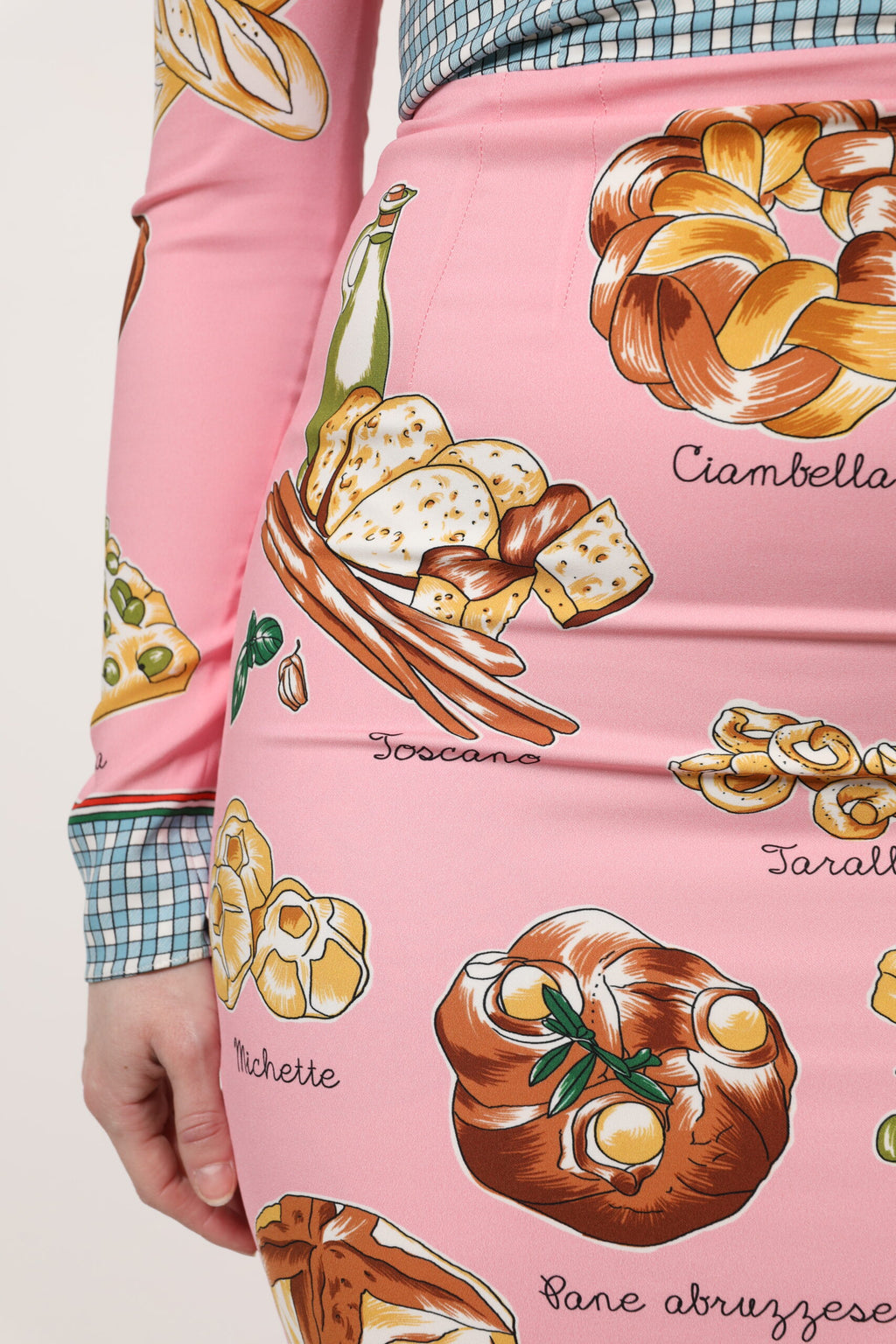 Robe midi Dolce & Gabbana, ajustée, rose avec motif pâtisserie, en tissu élégant, portée femme.