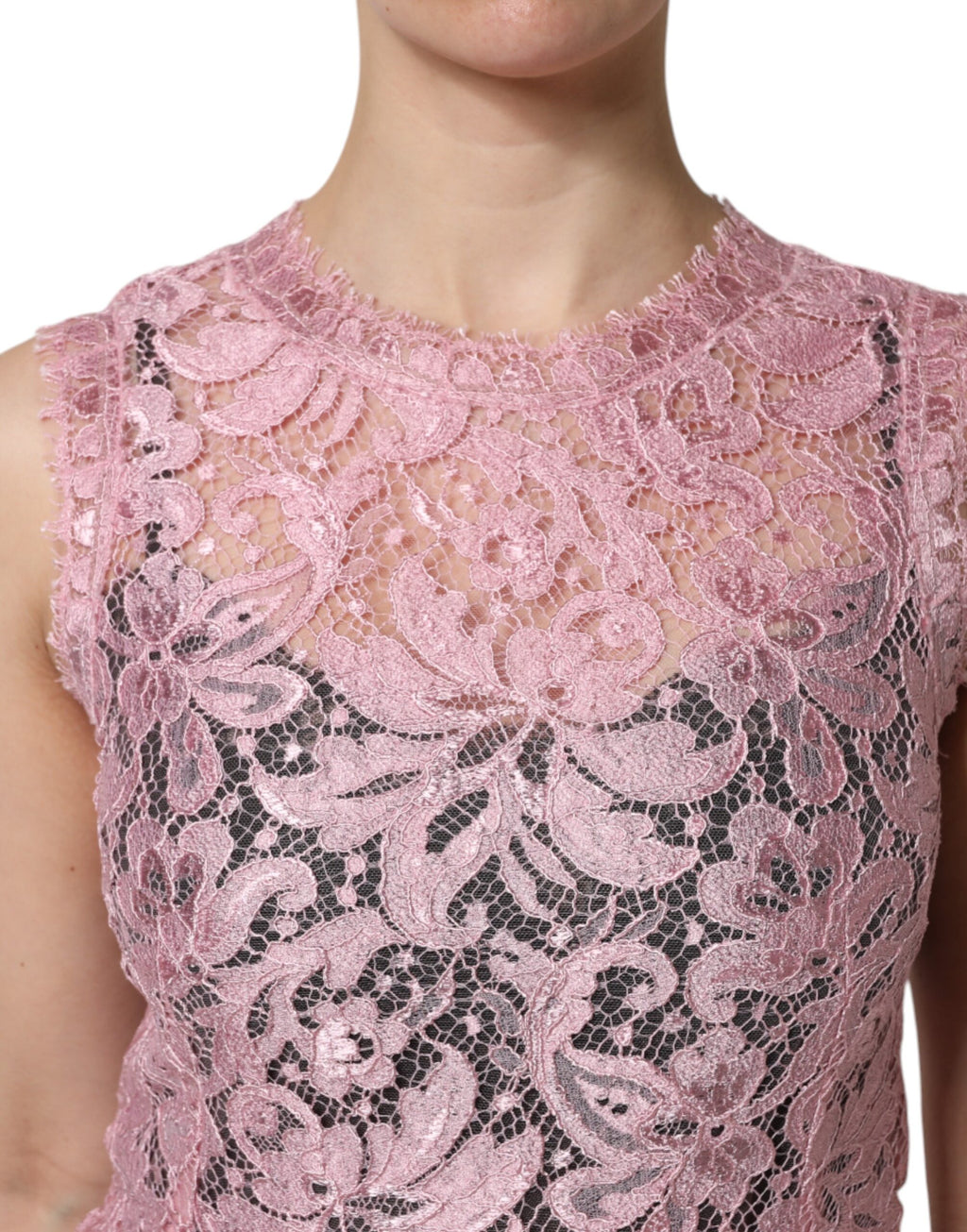 Robe sans manches en dentelle florale rose de Dolce & Gabbana, coupe cintrée, élégante et raffinée.