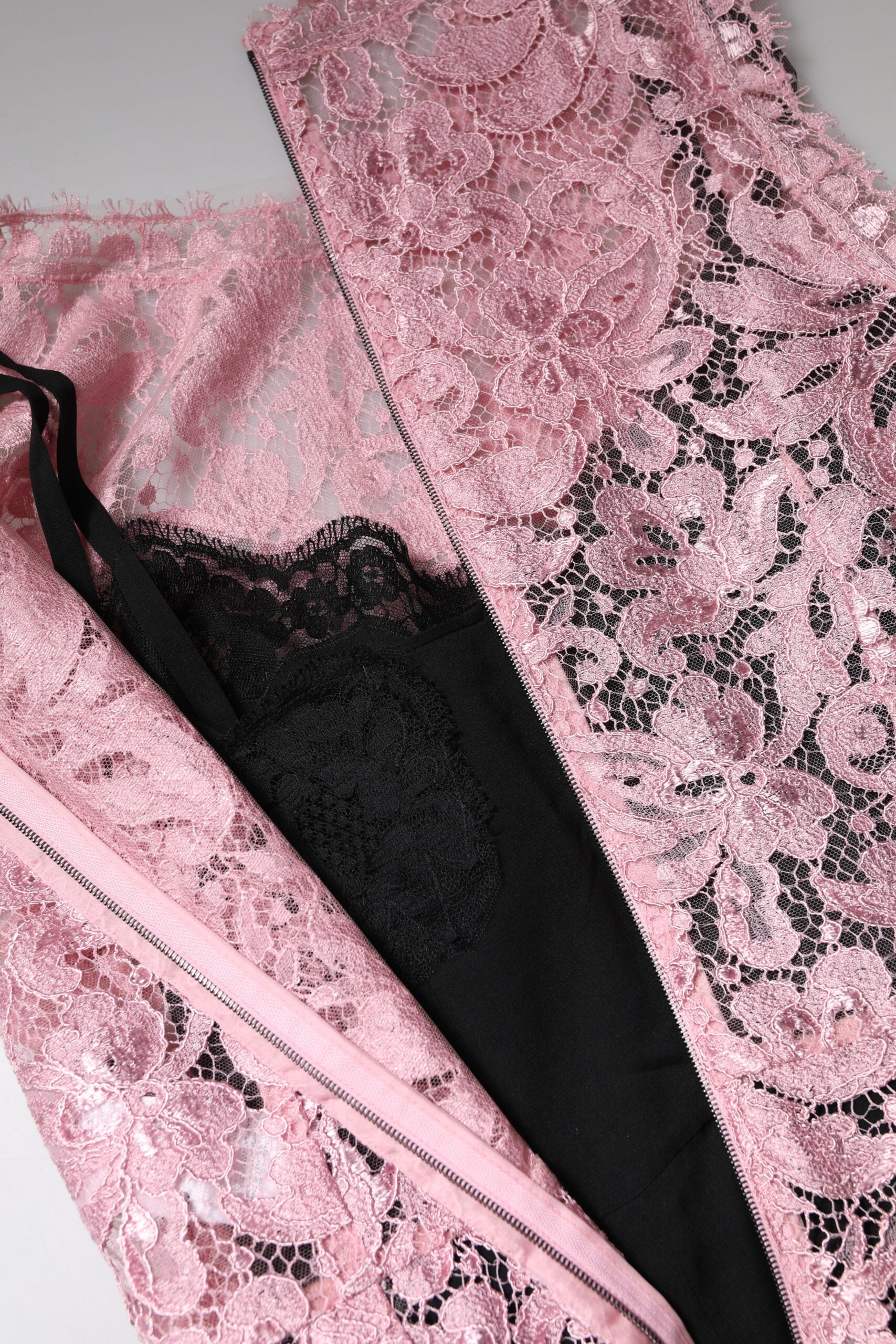 Robe sans manches en dentelle florale rose de Dolce & Gabbana, coupe ajustée et élégante.