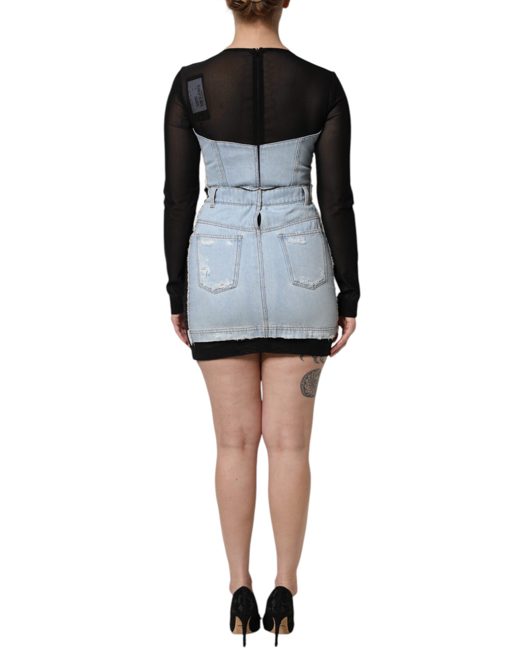 Robe courte en jean noire et bleue à manches longues de Dolce & Gabbana, style décontracté et élégant.