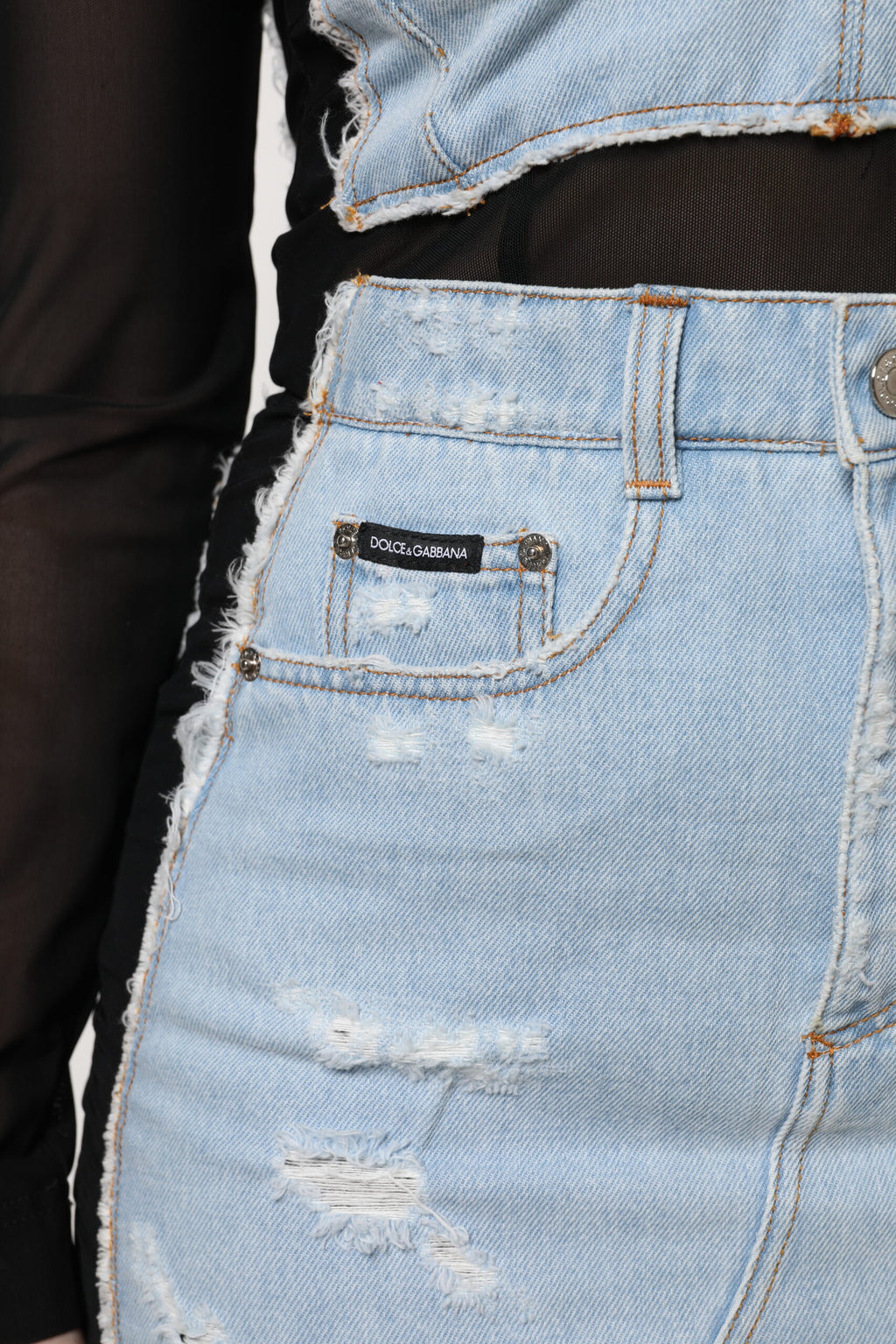 Robe courte en denim noire et bleue à manches longues de Dolce & Gabbana, élégante et tendance.