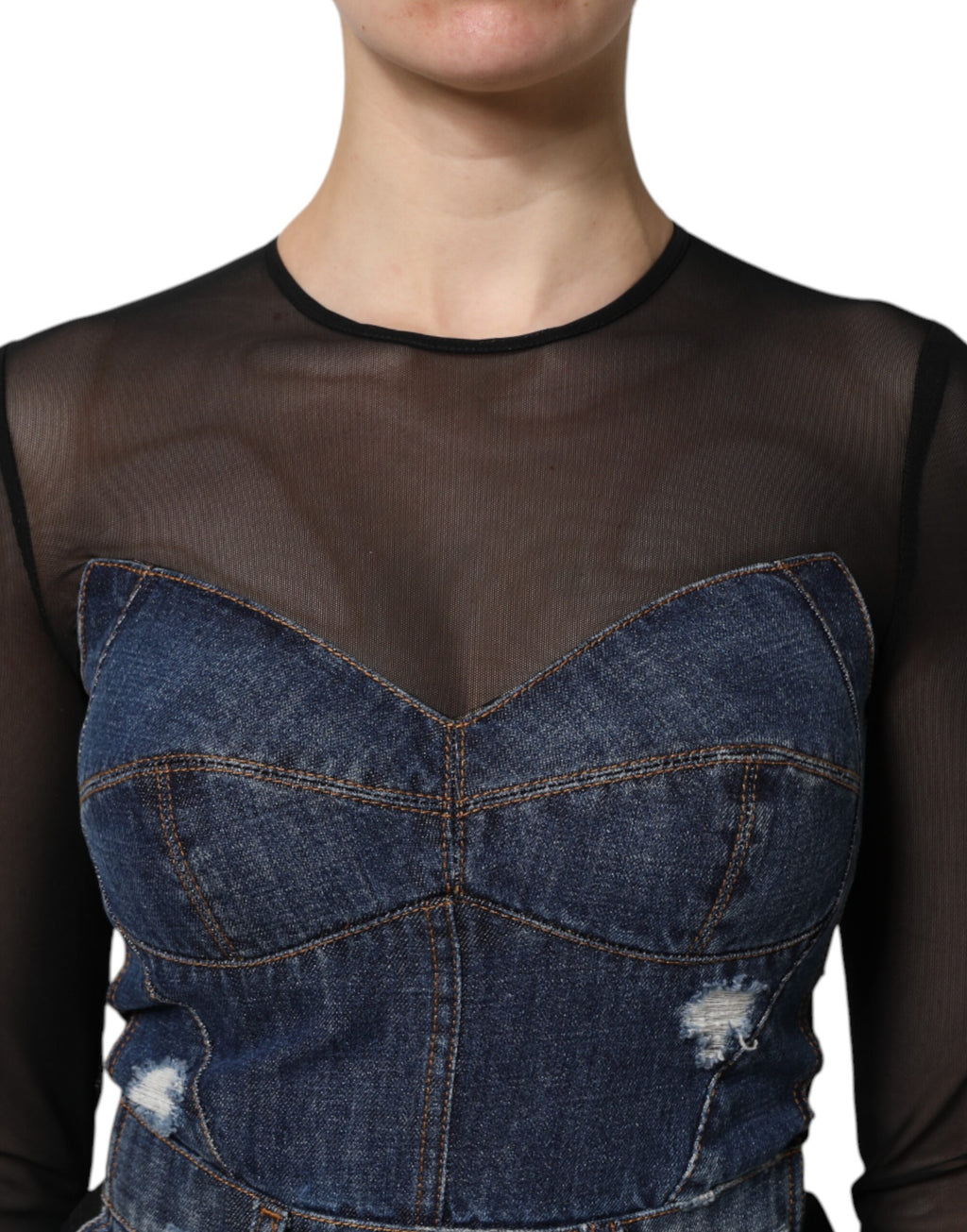 Robe courte en denim noire et bleue à manches longues Dolce & Gabbana, style chic et élégant, portée avec des détails modernes.