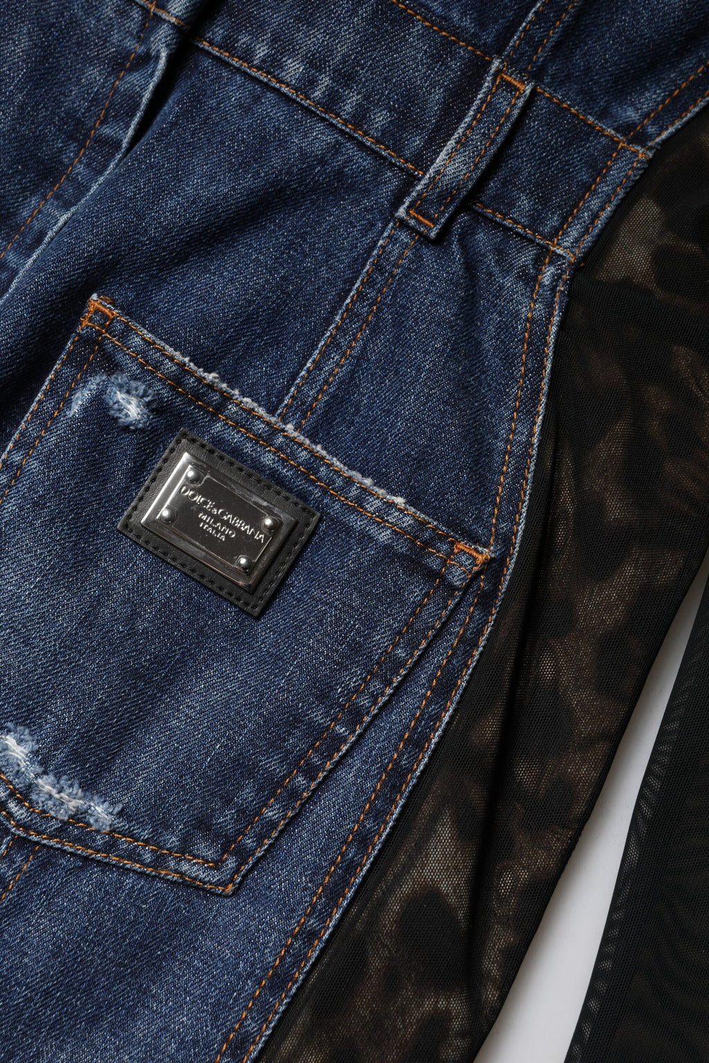 Robe courte en jean noire et bleue à manches longues de Dolce & Gabbana, style décontracté et tendance, vue de face.