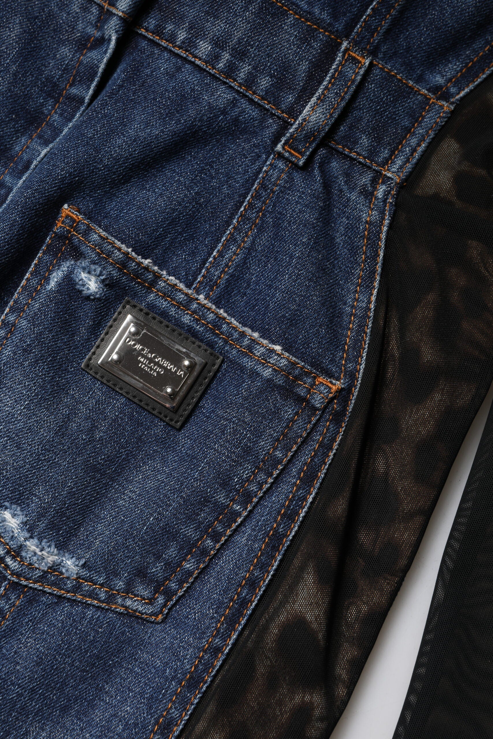Robe courte en jean noire et bleue à manches longues de Dolce & Gabbana, style décontracté et tendance, vue de face.