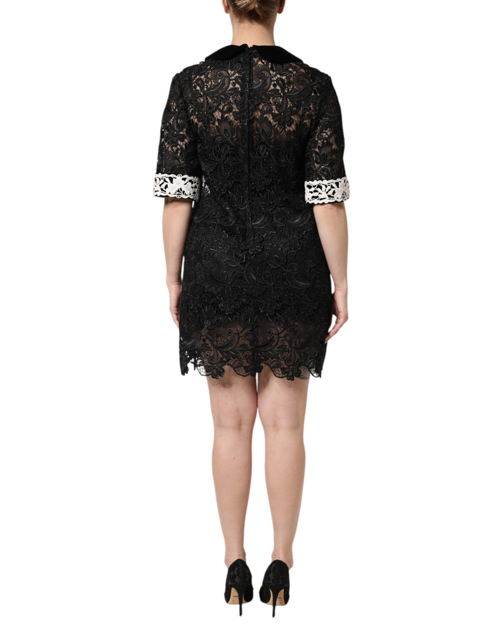 Robe courte noire Dolce & Gabbana en dentelle florale ornée de détails embellis, élégante et sophistiquée.