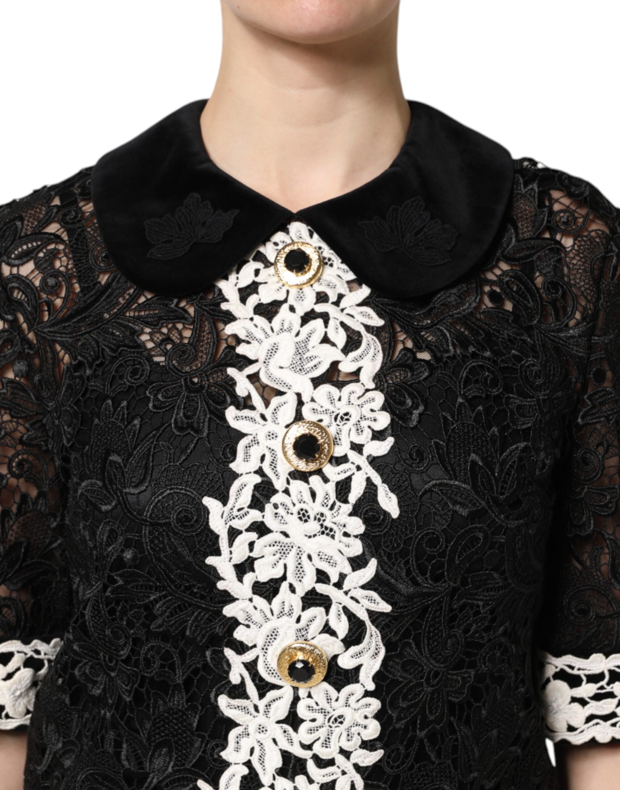 Robe courte noire en dentelle florale signée Dolce & Gabbana, ornée de broderies et de détails élégants.