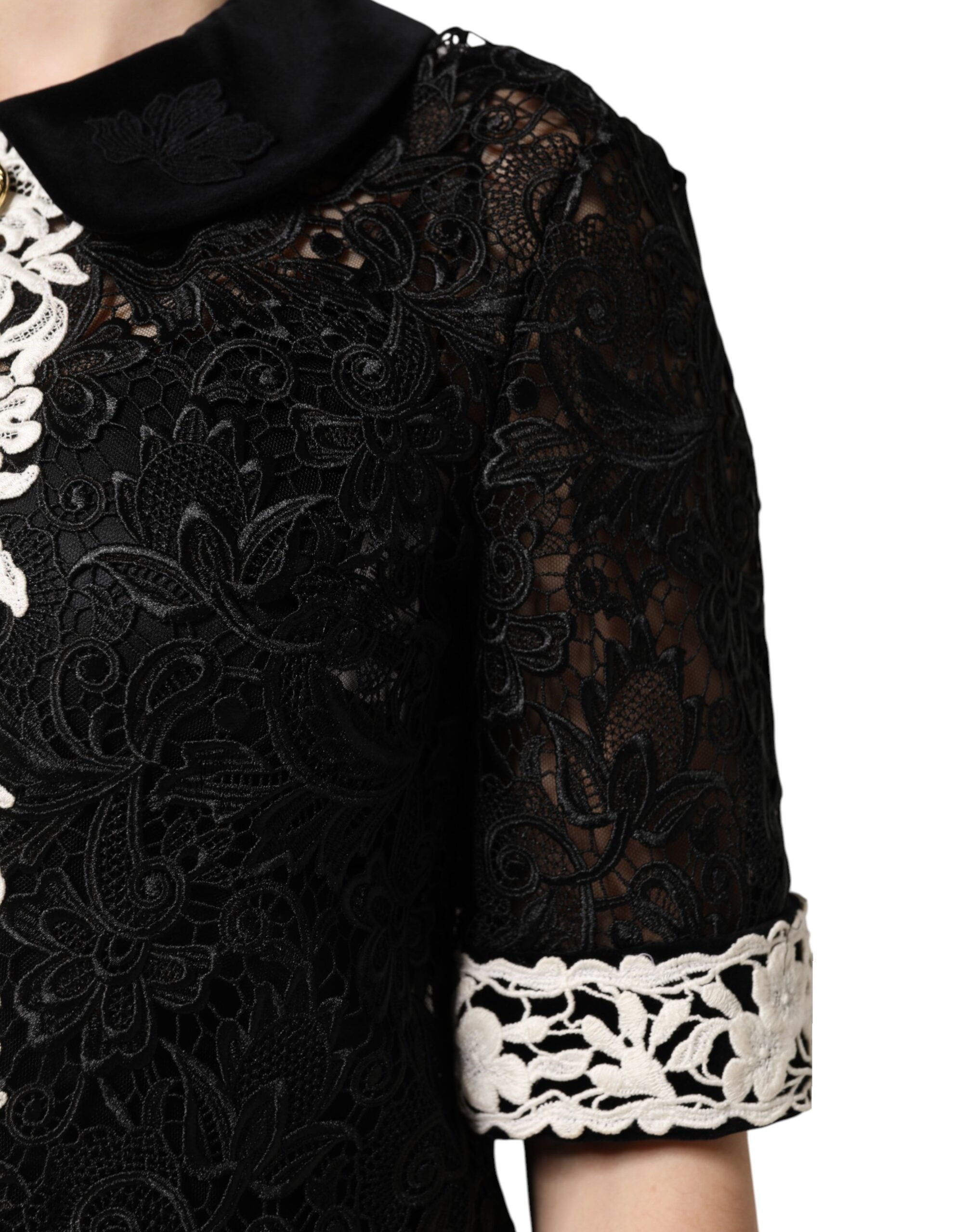 Robe courte noire Dolce & Gabbana en dentelle florale ornée de détails embellis, élégante et sophistiquée.