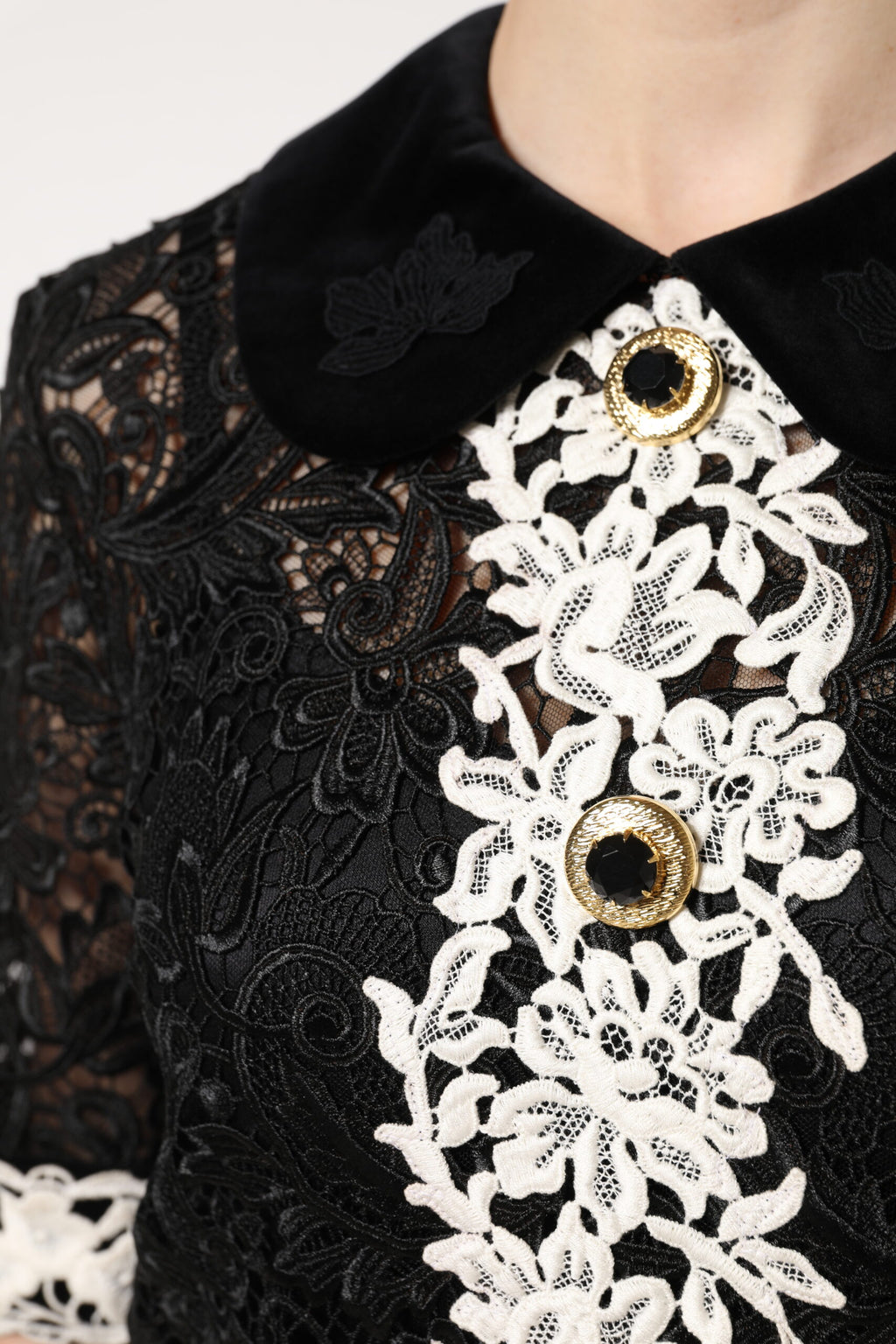 Robe courte noire Dolce & Gabbana en dentelle florale ornée de détails élégants, idéale pour une occasion spéciale.