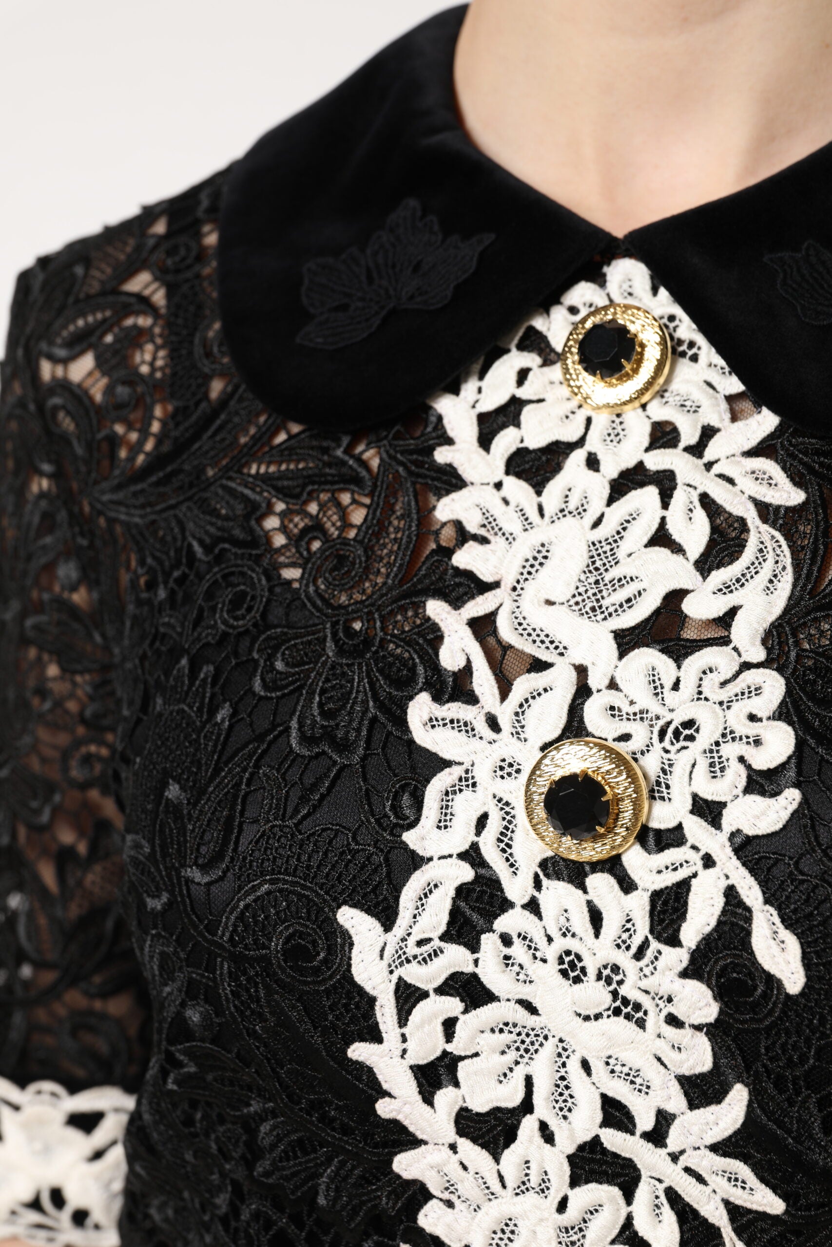 Robe courte noire Dolce & Gabbana en dentelle florale ornée de détails élégants, idéale pour une occasion spéciale.