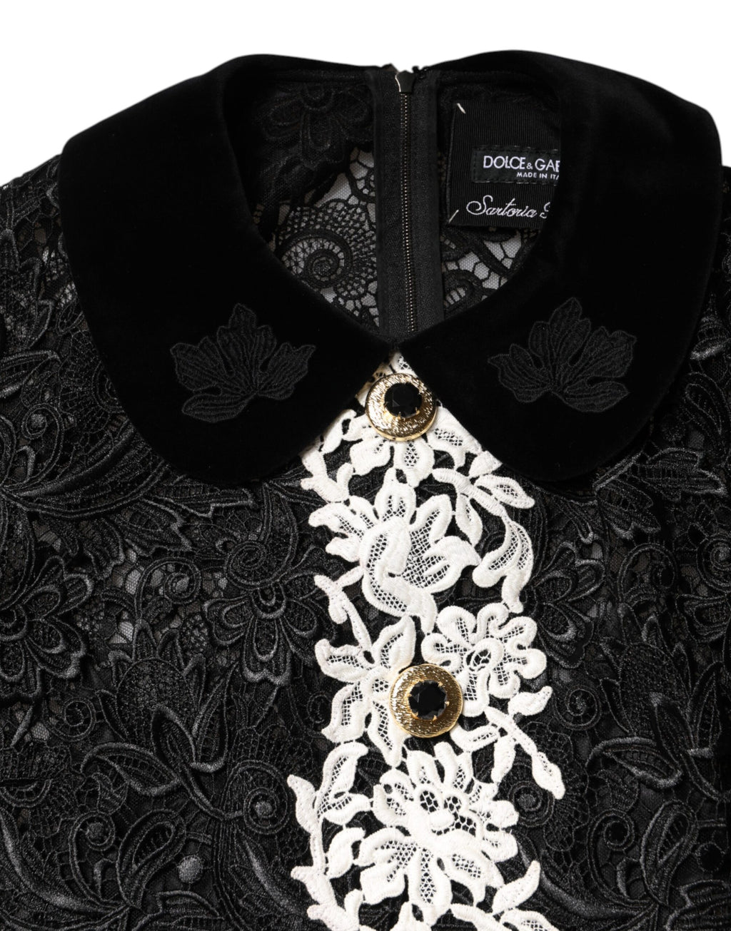Robe courte noire en dentelle florale Dolce & Gabbana avec embellissements, élégante et sophistiquée, portée sur un mannequin.