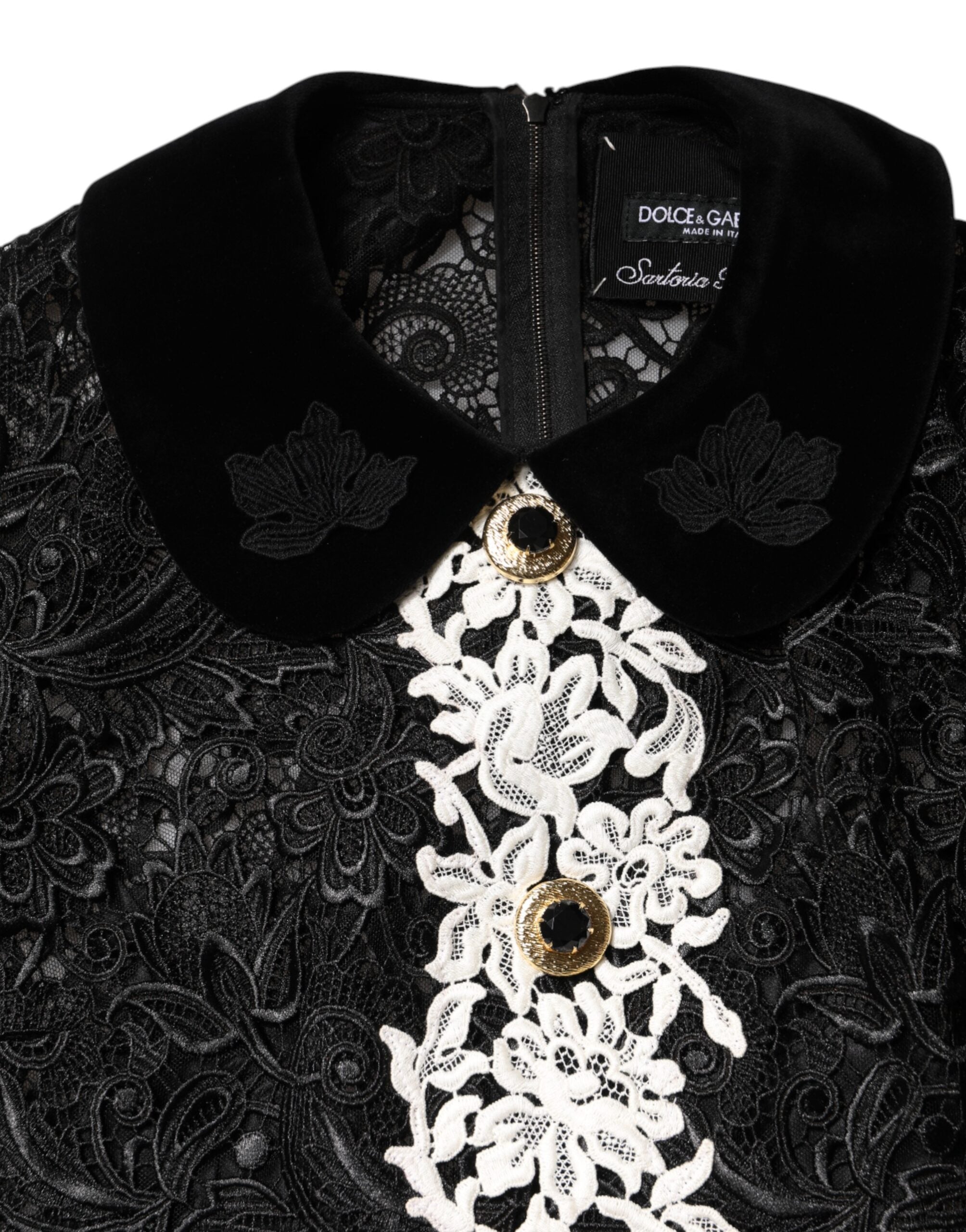 Robe courte noire en dentelle florale Dolce & Gabbana avec embellissements, élégante et sophistiquée, portée sur un mannequin.