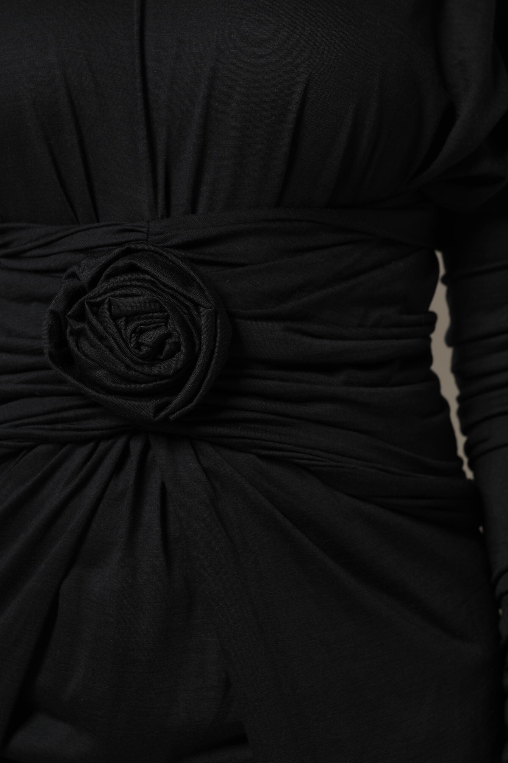 Robe droite midi en laine noire de Dolce & Gabbana avec manches longues, élégante et sophistiquée.