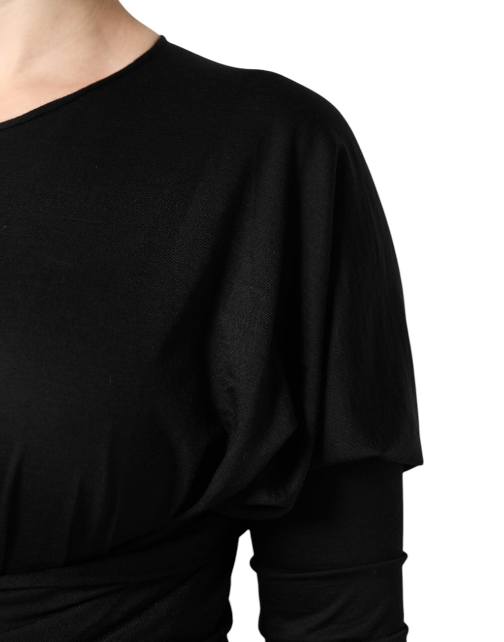Robe midi noire en laine à manches longues de Dolce & Gabbana, coupe ajustée et élégante, portée sur un mannequin.