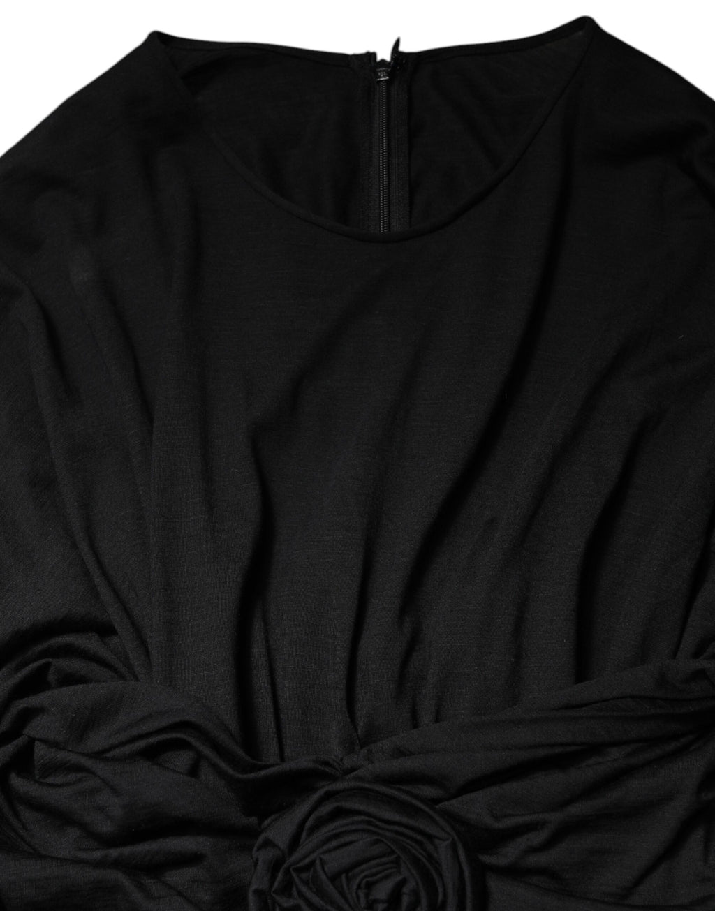 Robe midi noire en laine à manches longues de Dolce & Gabbana, coupe ajustée et élégante, portée sur un mannequin.