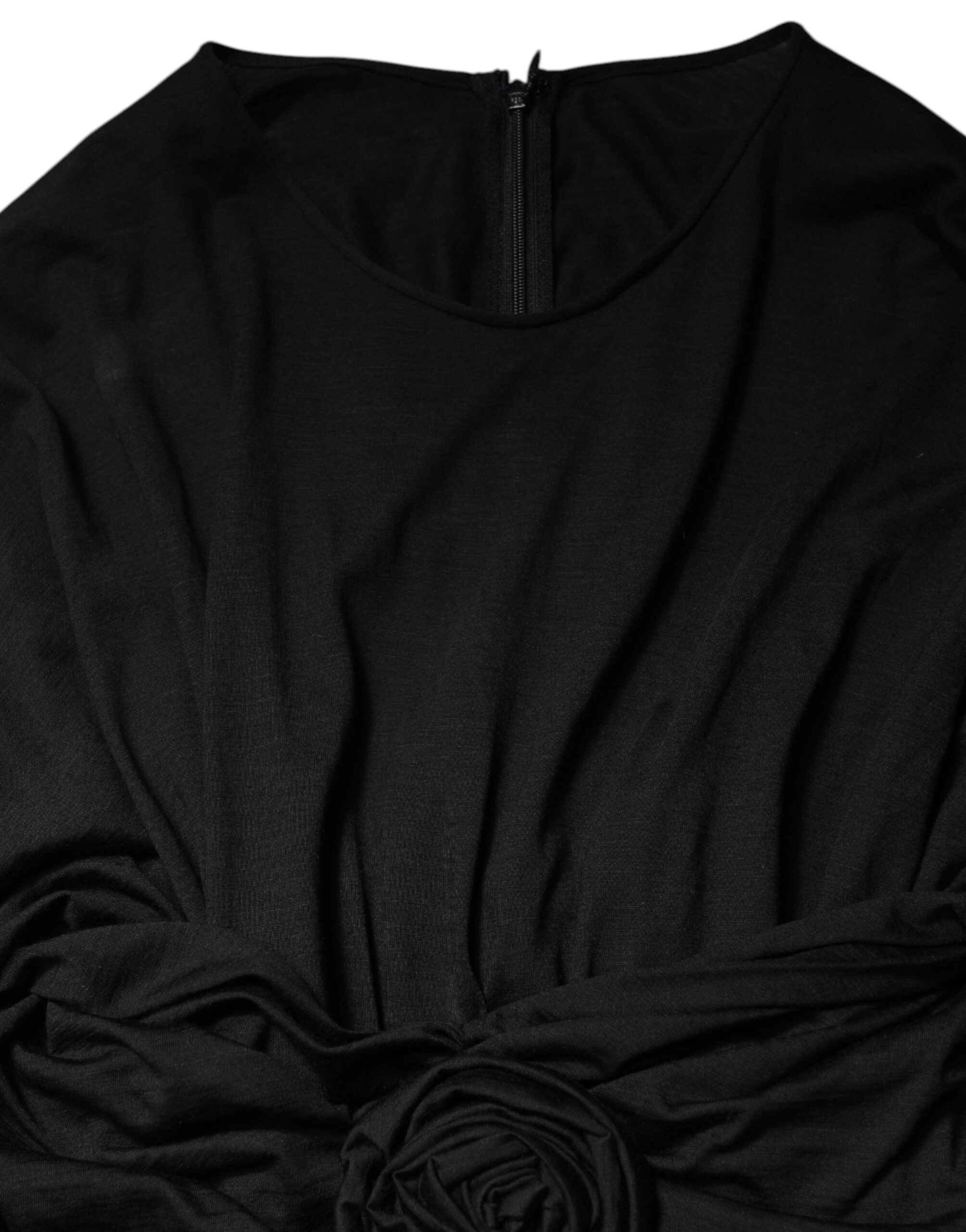Robe midi noire en laine à manches longues de Dolce & Gabbana, coupe ajustée et élégante, portée sur un mannequin.