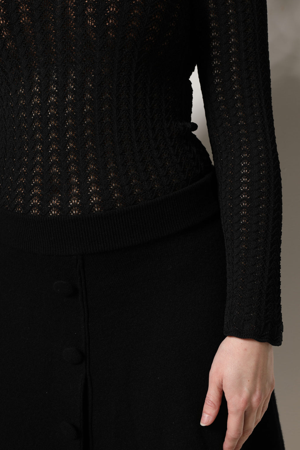 Robe midi noire en cachemire à manches longues de Dolce & Gabbana, coupe en ligne A élégante et sophistiquée.