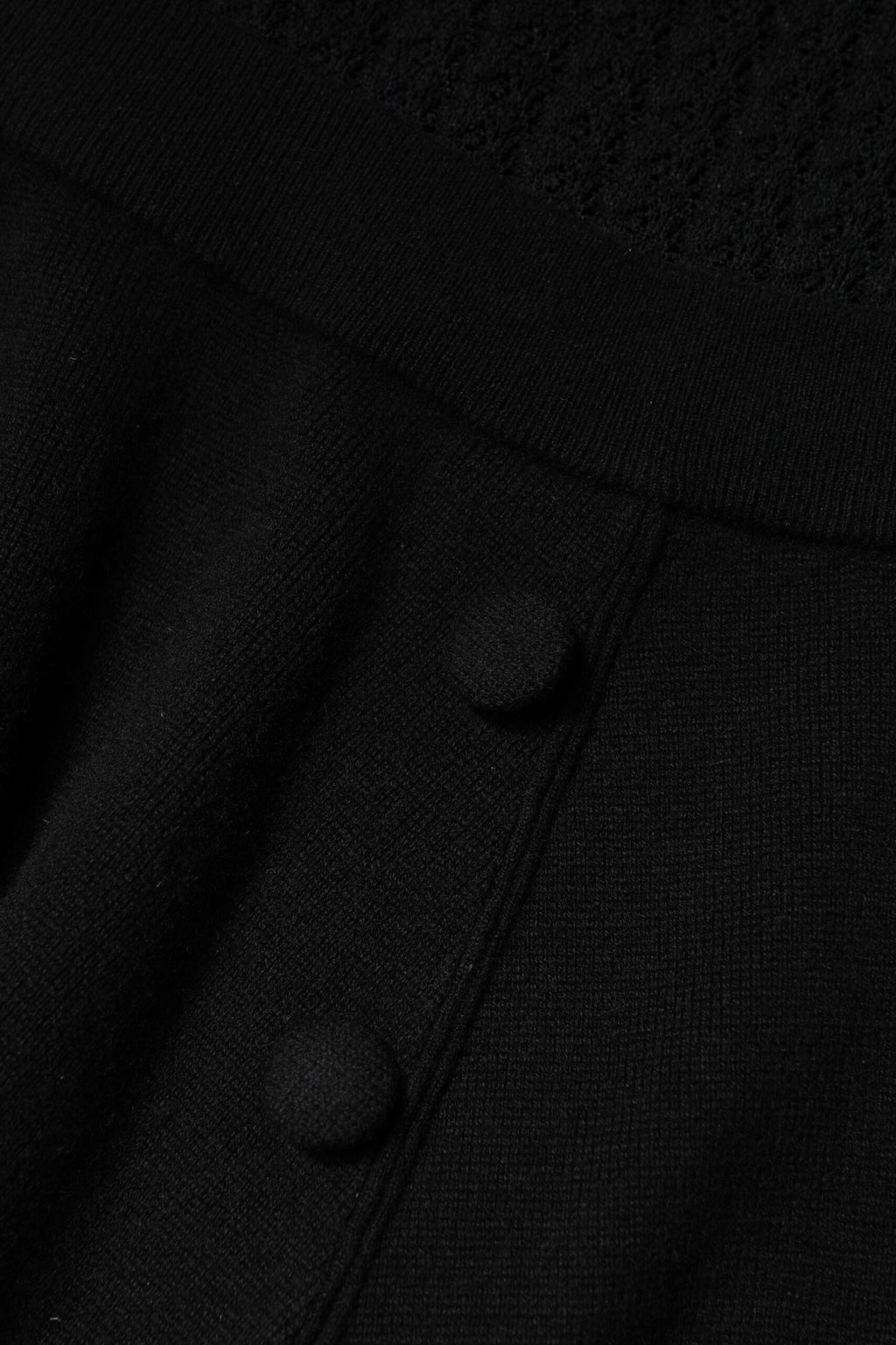 Robe midi noire en cachemire à manches longues de Dolce & Gabbana, coupe en A élégante et sophistiquée, vue de face.