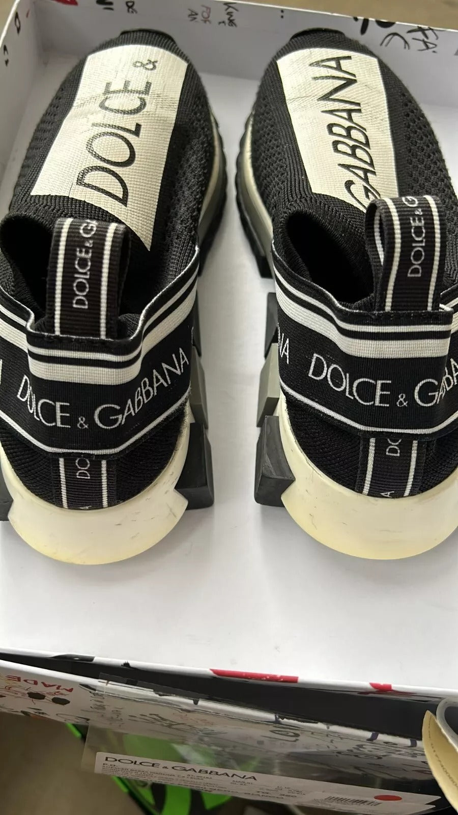 Chaussures sneakers slip-on Dolce & Gabbana Sorrento noires et blanches, vue de face, en tissu avec semelle blanche.