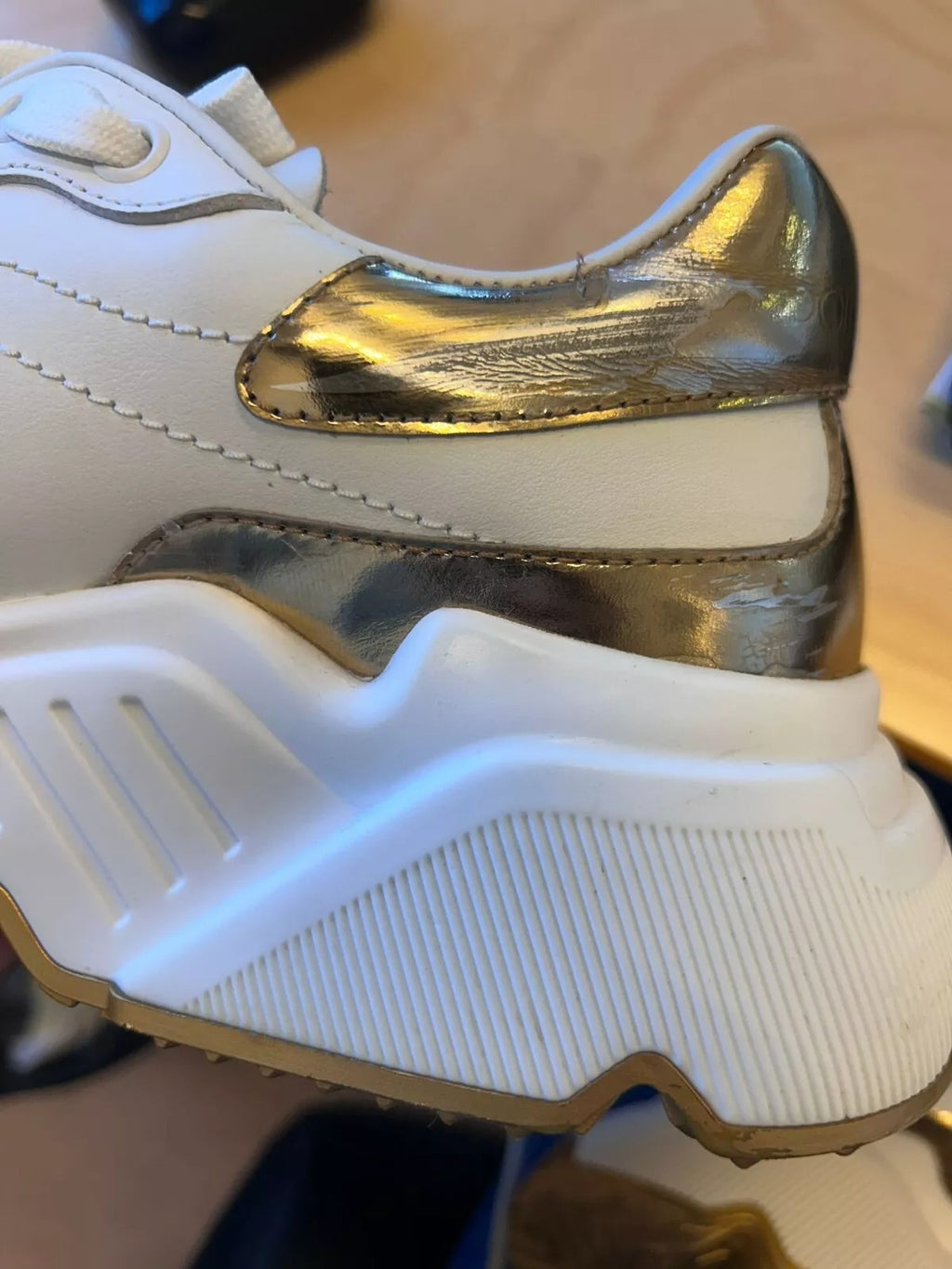 Sneakers basses Dolce & Gabbana Daymaster en or blanc, chaussures de sport élégantes avec design moderne et détails en or.