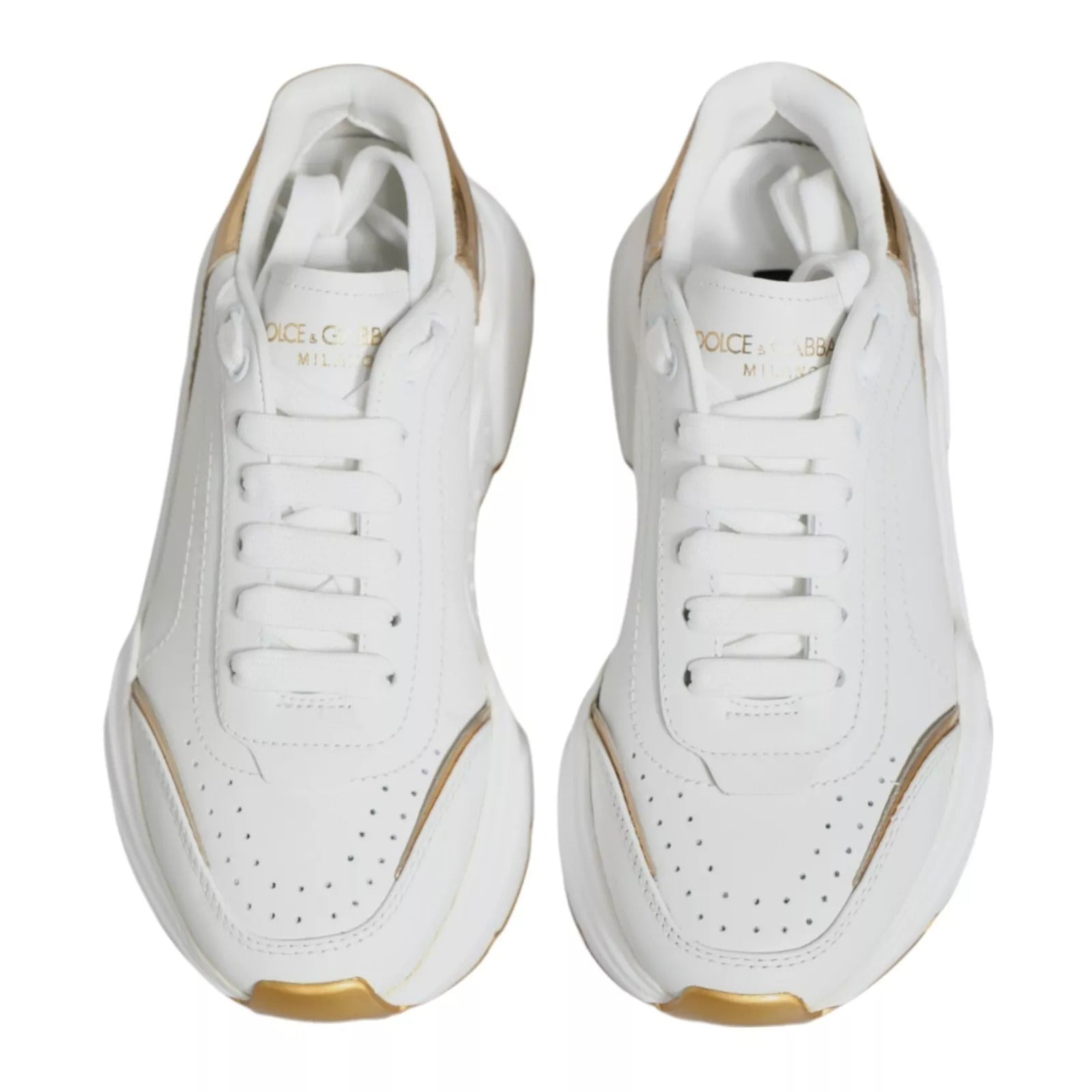 Baskets basses Dolce & Gabbana Daymaster en or blanc, chaussures de sport élégantes en cuir blanc avec détails dorés.