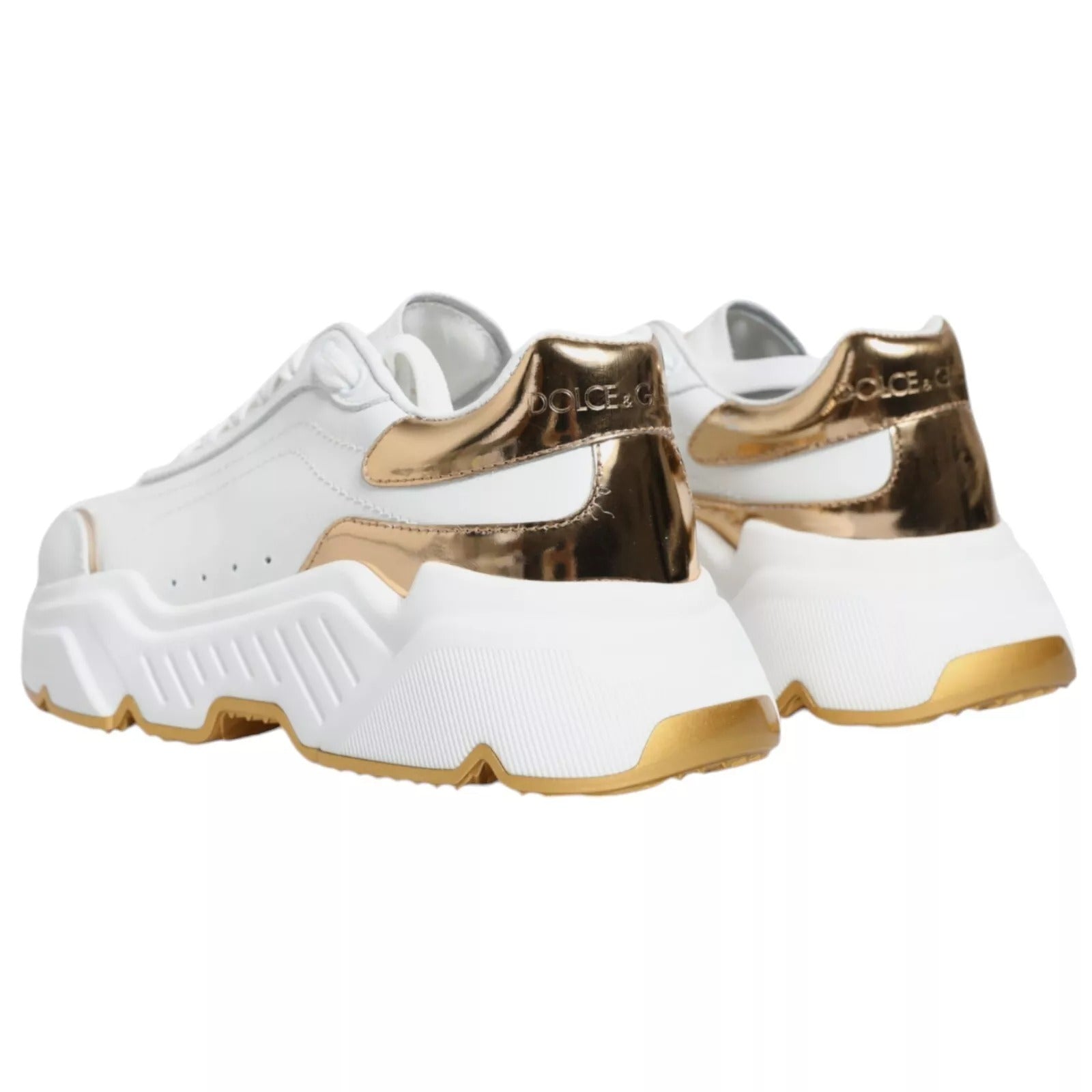 Chaussures sneakers basses Dolce & Gabbana Daymaster en or blanc, modernes et élégantes, visibles de face avec détails en or.