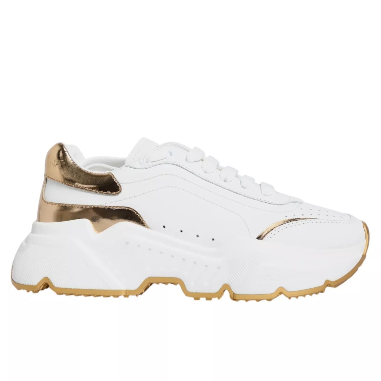 Chaussures sneakers basses Dolce & Gabbana Daymaster en or blanc, vue de face avec design élégant et détails en or.