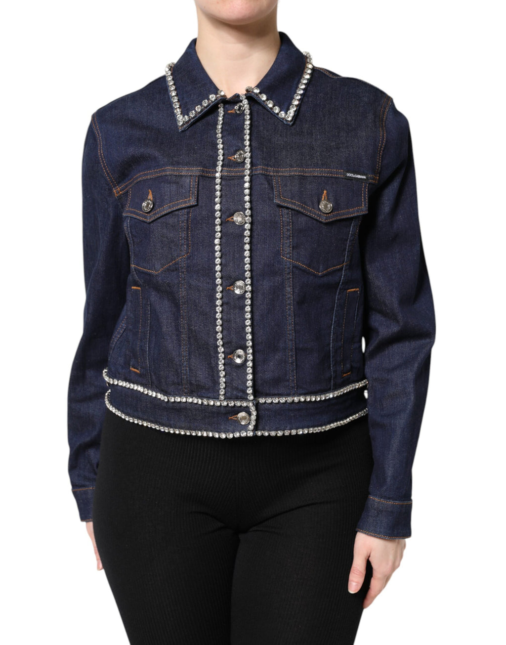 Blouson en denim bleu en coton avec embellissements en cristal de la marque Dolce & Gabbana, vue de face.
