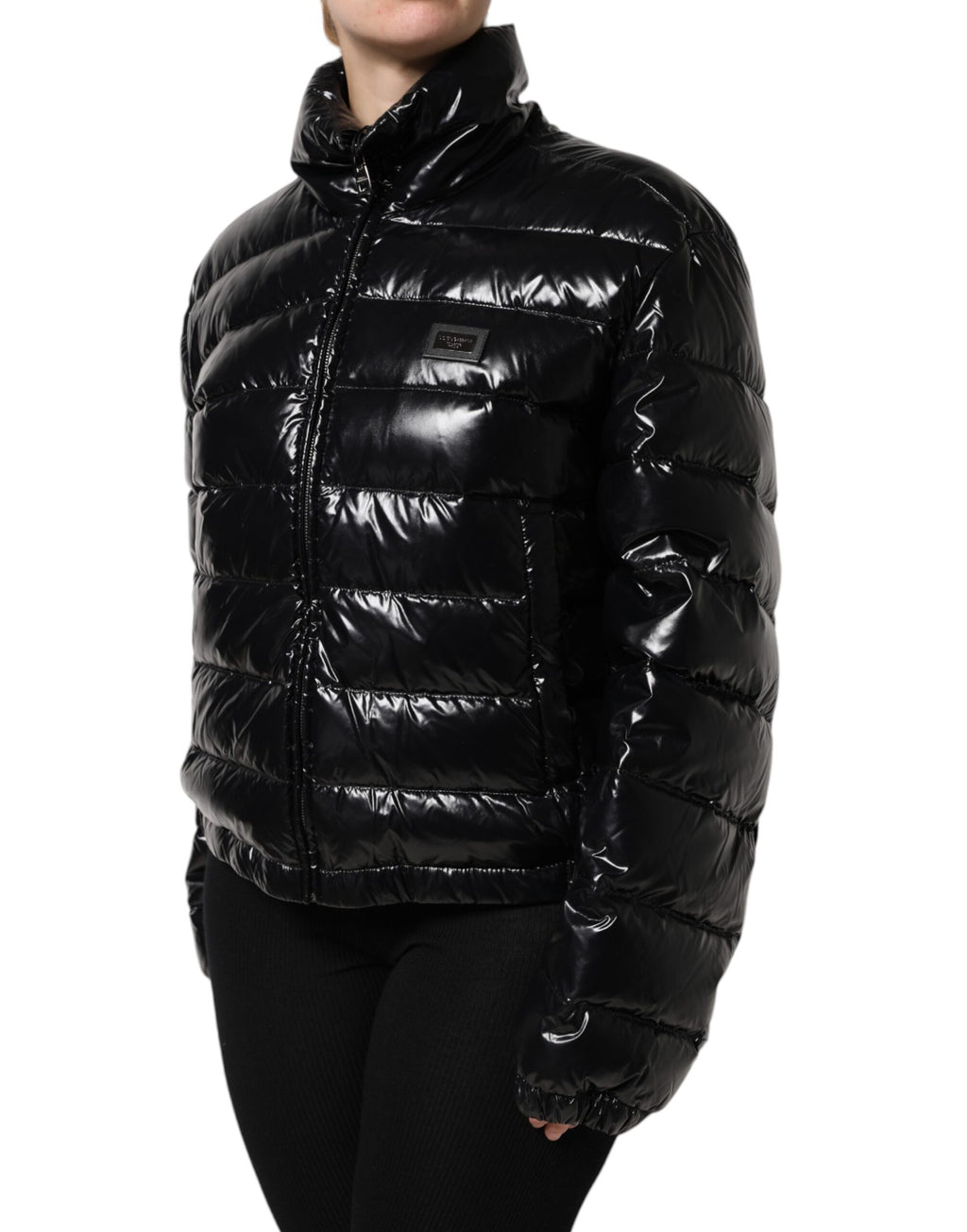 Veste matelassée noire Dolce & Gabbana avec logo, fermeture éclair intégrale et design épais pour un style chaud et élégant.