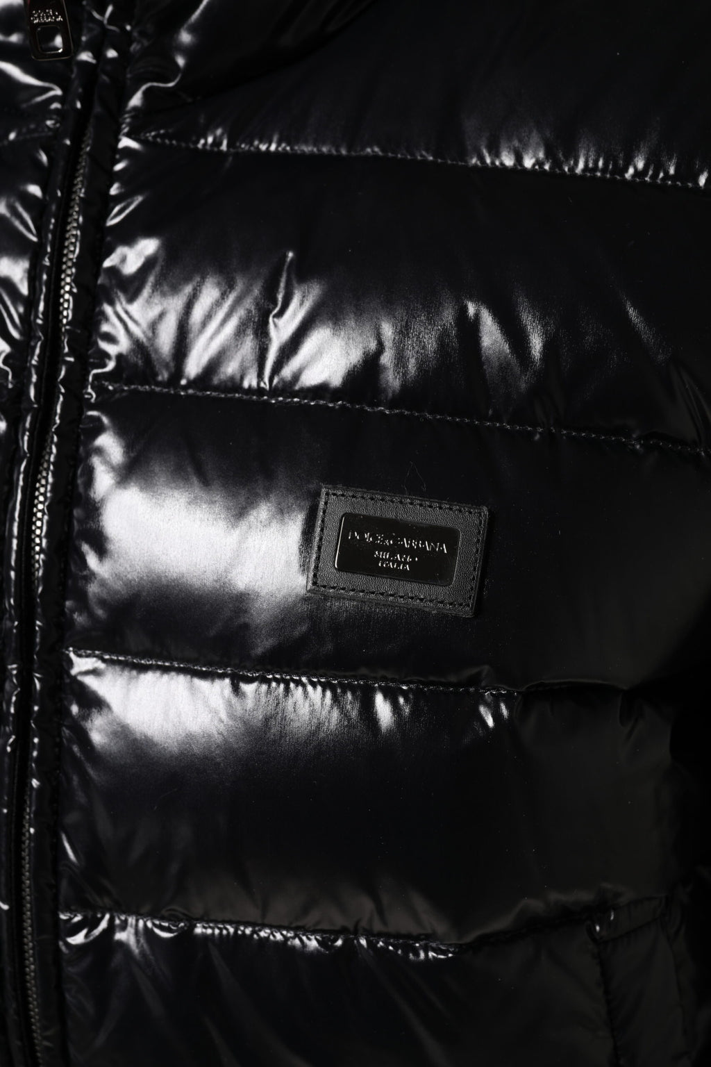 Veste matelassée noire Dolce & Gabbana avec logo en plaque, zip intégral, style chaud et élégant pour l'hiver.