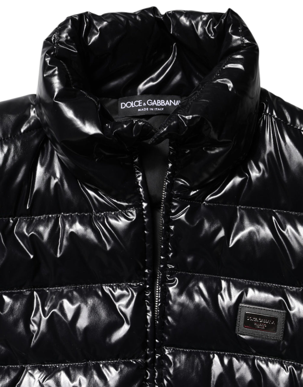Veste rembourrée noire Dolce & Gabbana avec plaque logo, fermeture éclair complète, style chic et décontracté.