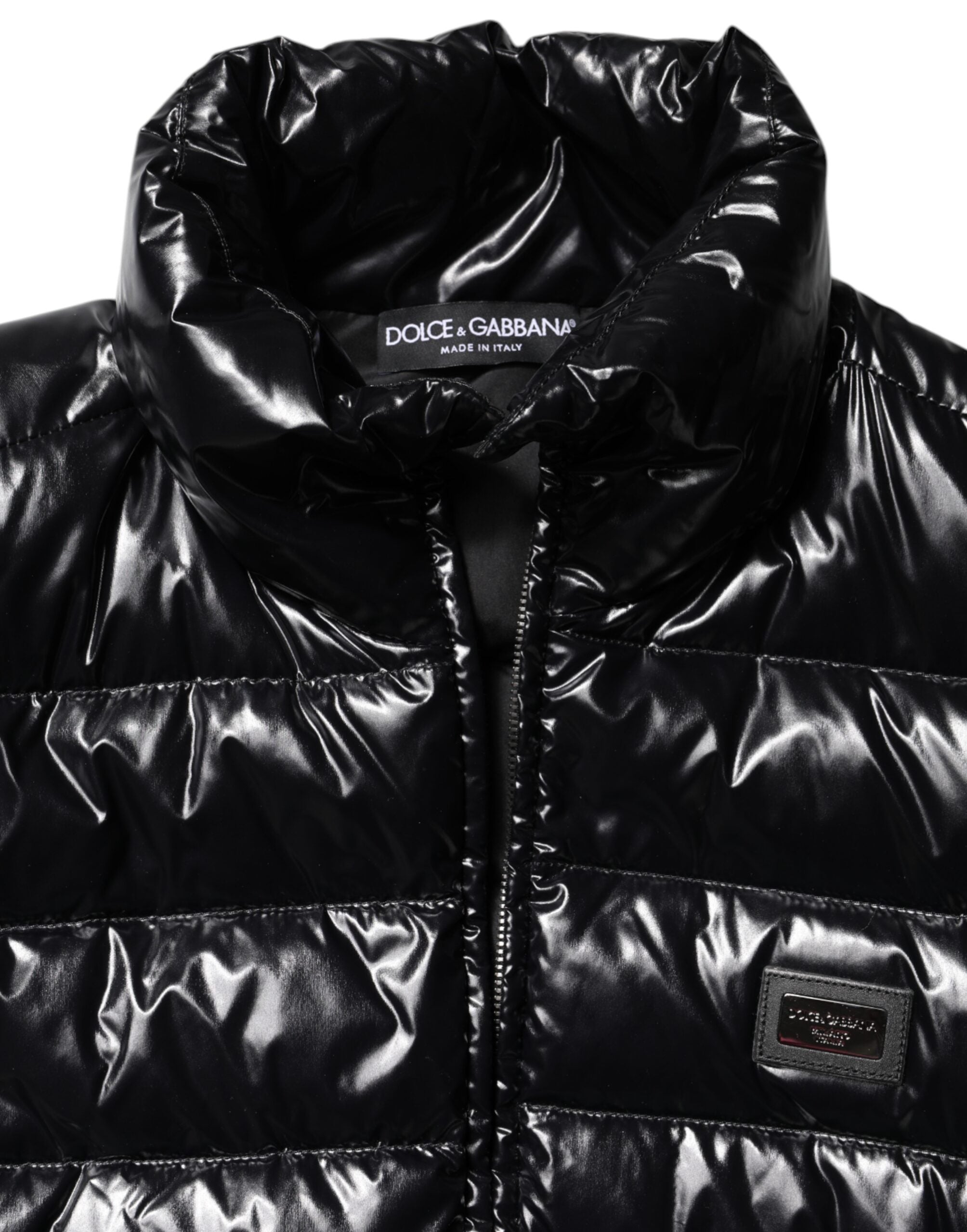 Veste rembourrée noire Dolce & Gabbana avec plaque logo, fermeture éclair complète, style chic et décontracté.