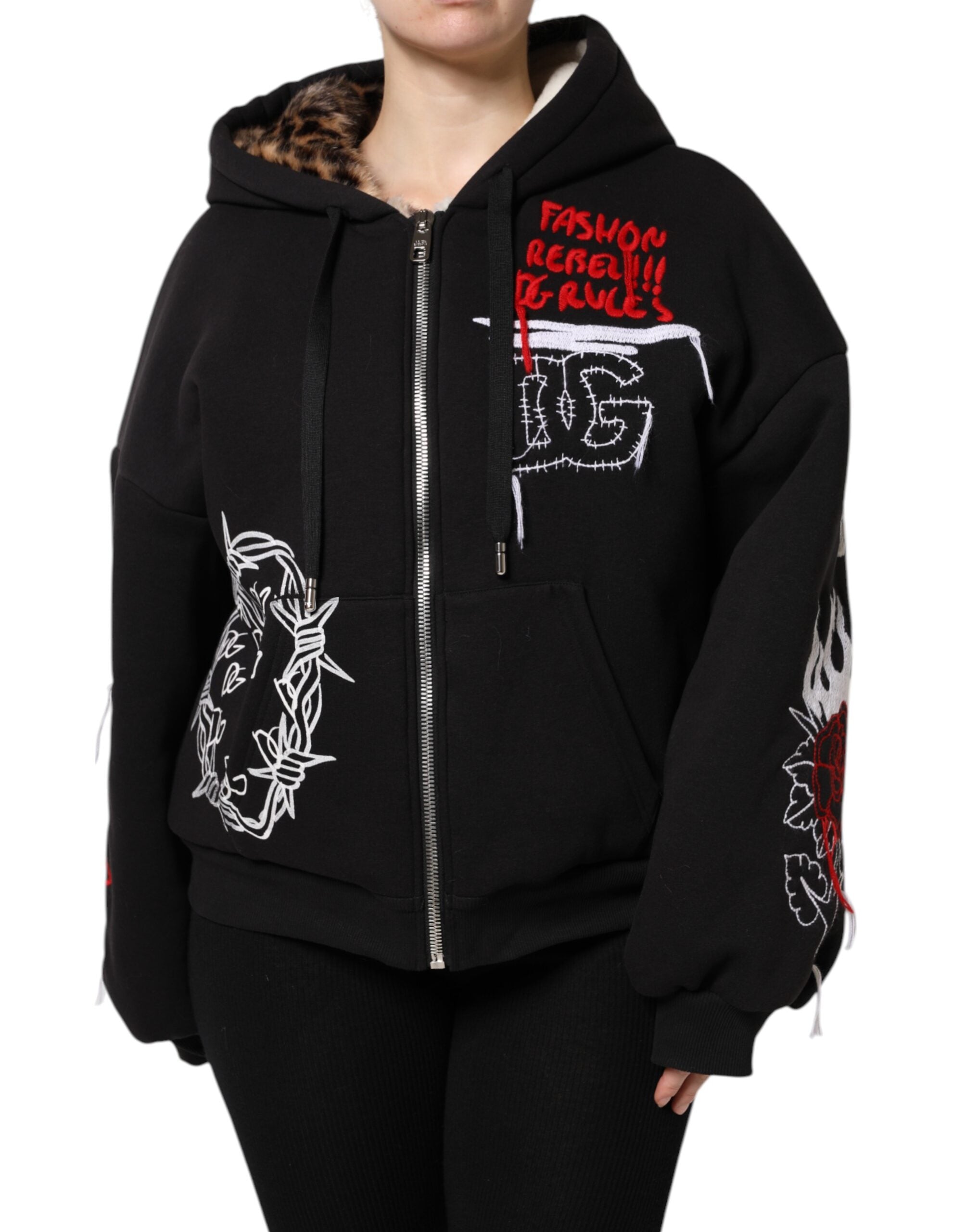 Veste à capuche noire Dolce & Gabbana avec broderies, zip complet et design élégant, portée en extérieur.