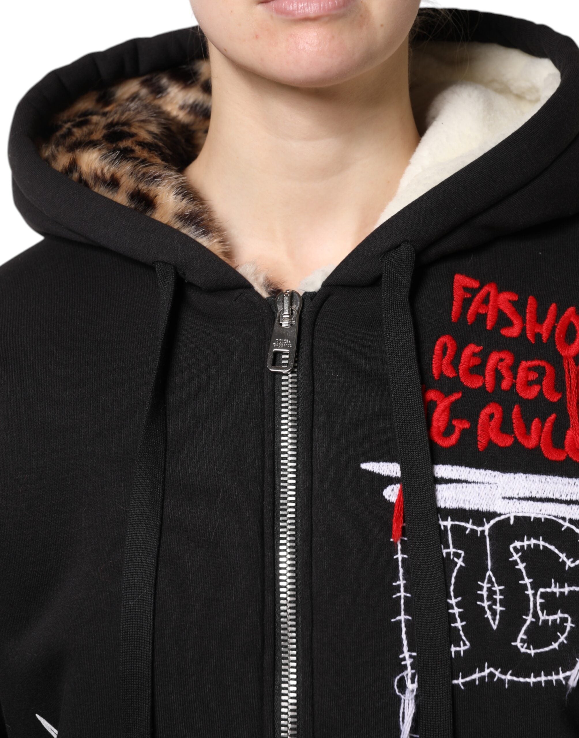 Veste à capuche noire Dolce & Gabbana avec broderies, fermeture éclair complète, style décontracté et élégant.
