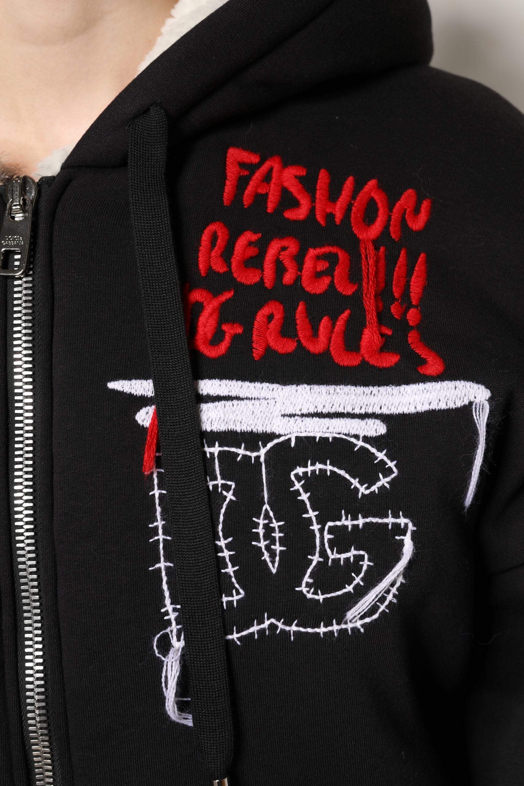Veste à capuche noire Dolce & Gabbana avec broderies, fermeture éclair complète, style décontracté et élégant.