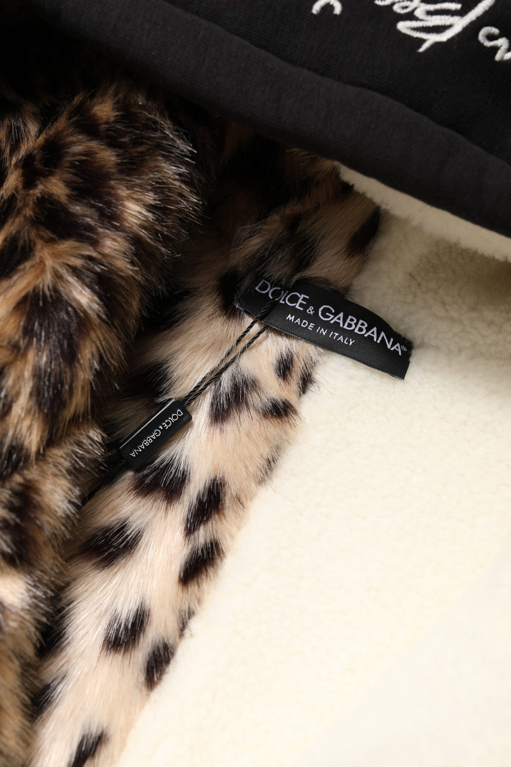 Veste à capuche noire Dolce & Gabbana avec broderies, fermeture éclair complète, style décontracté et élégant.