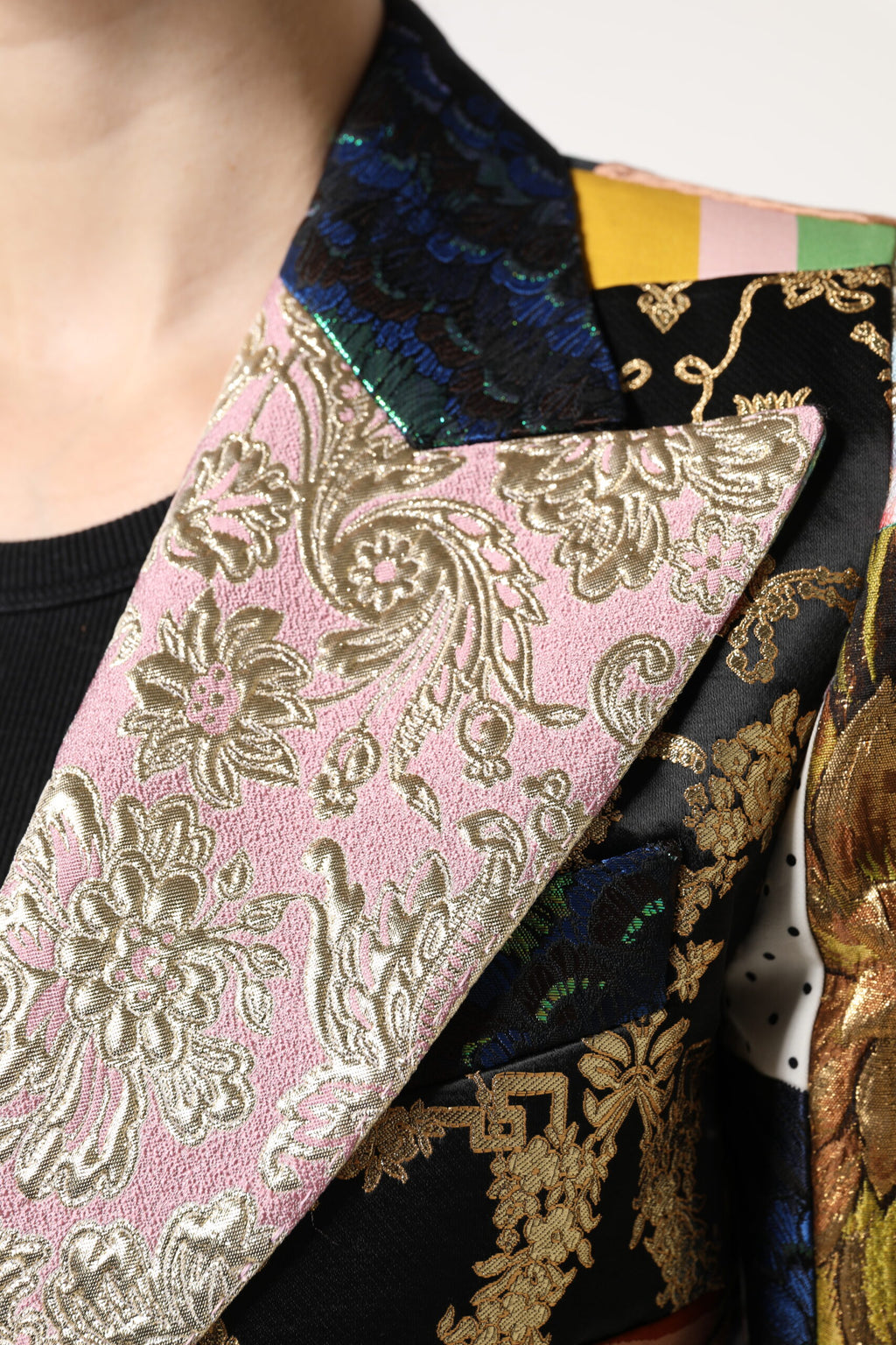 Veste en jacquard Dolce & Gabbana à patchwork floral multicolore, design élégant avec motifs floraux colorés.
