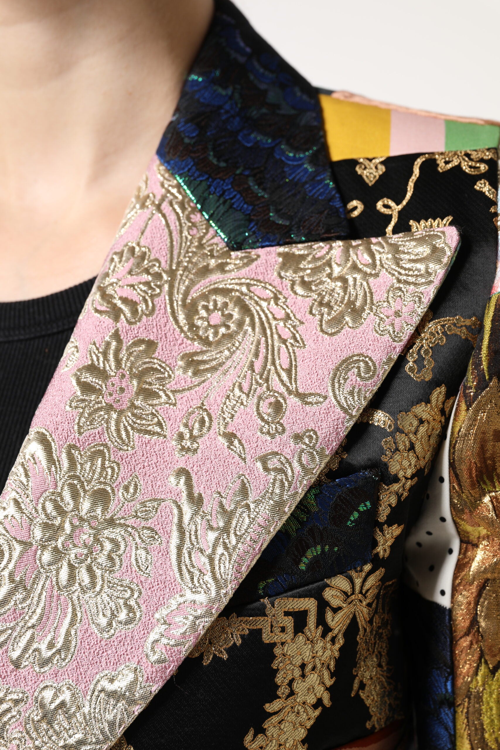 Veste en jacquard Dolce & Gabbana à patchwork floral multicolore, design élégant avec motifs floraux colorés.
