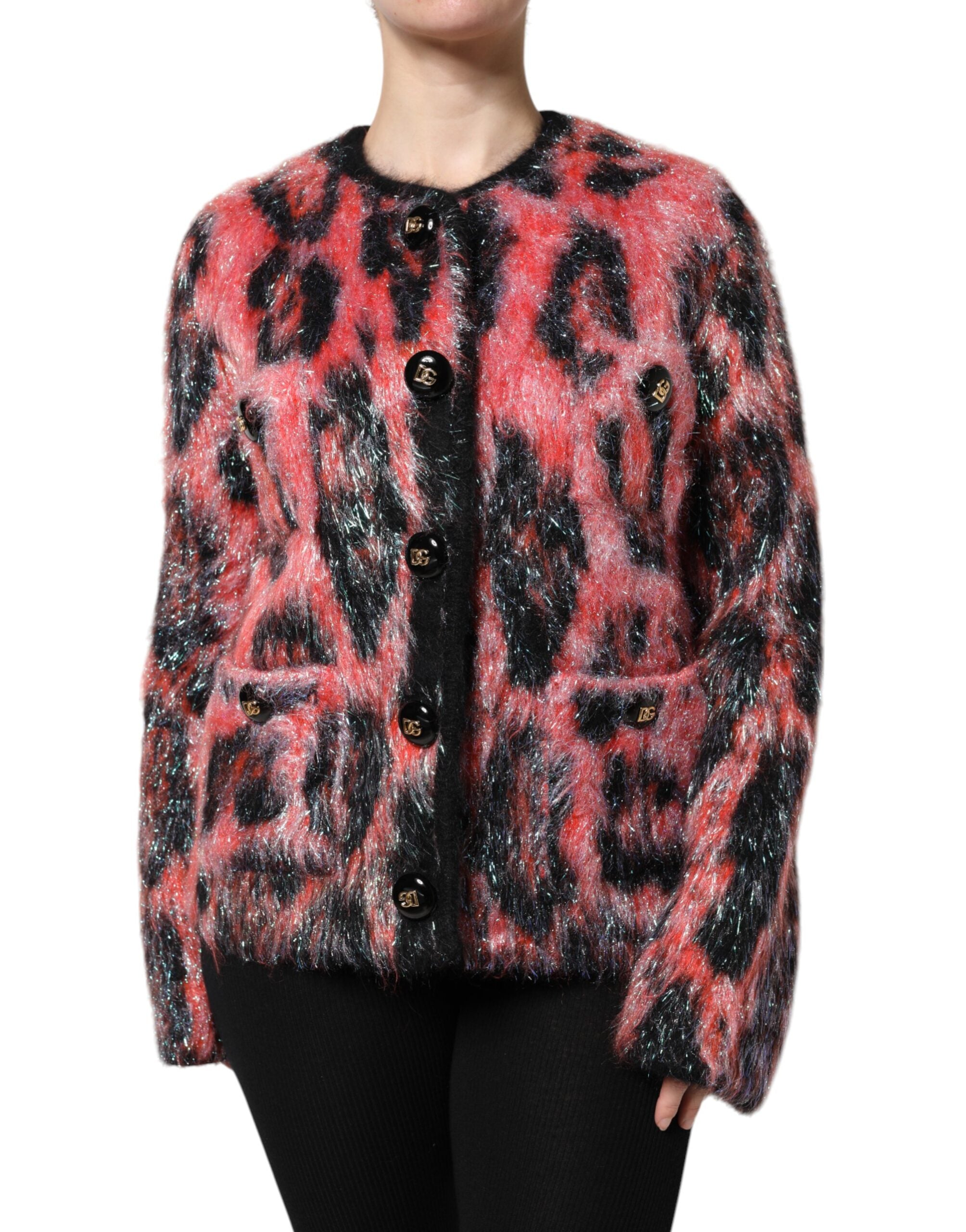 Pull cardigan Dolce & Gabbana en mohair rouge avec boutons, vue de face sur fond blanc.