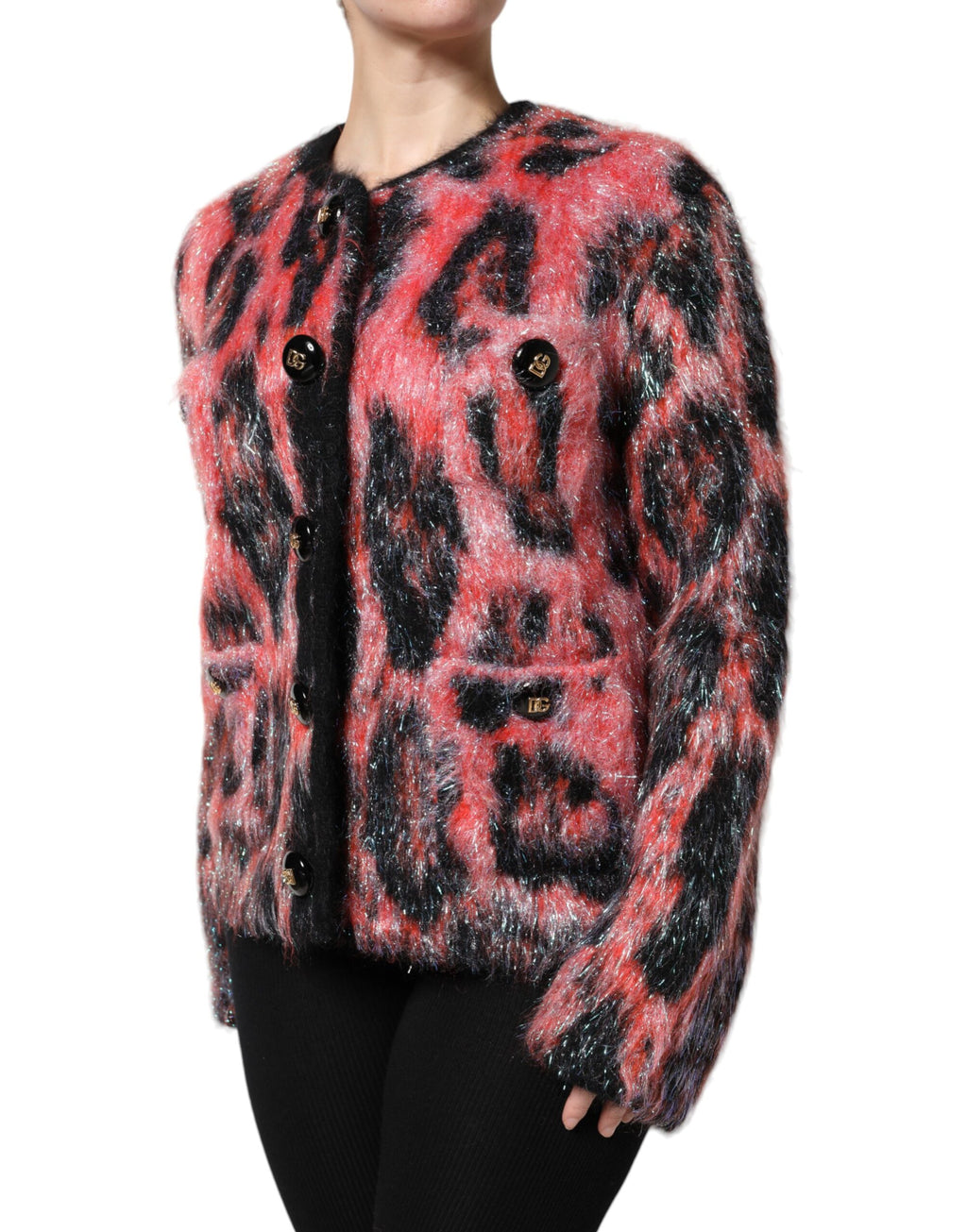 Pull cardigan rouge en mohair et laine Dolce & Gabbana avec boutons, porté sur un mannequin.