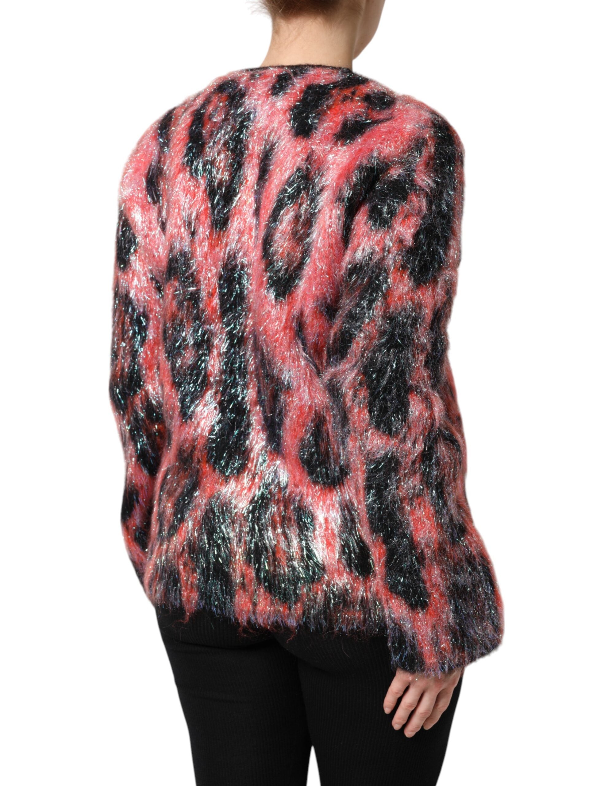 Cardigan rouge en mohair et laine Dolce & Gabbana avec boutons, porté sur un mannequin.
