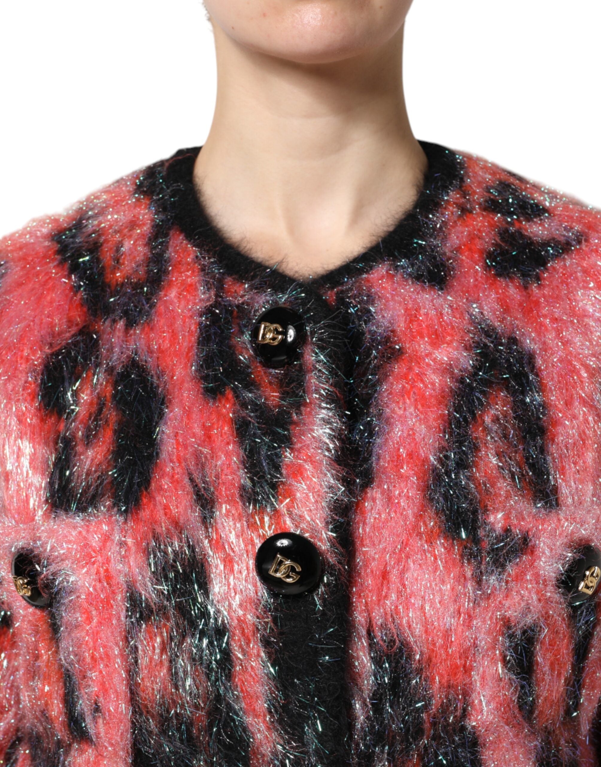 Pull cardigan en mohair et laine rouge Dolce & Gabbana avec boutons, détail élégant et confortable.