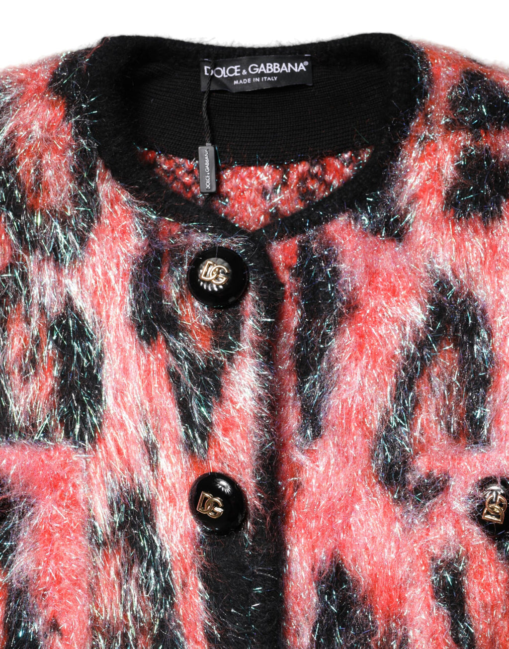 Cardigan rouge en mohair et laine Dolce & Gabbana avec boutons, porté en gros plan sur un fond neutre.