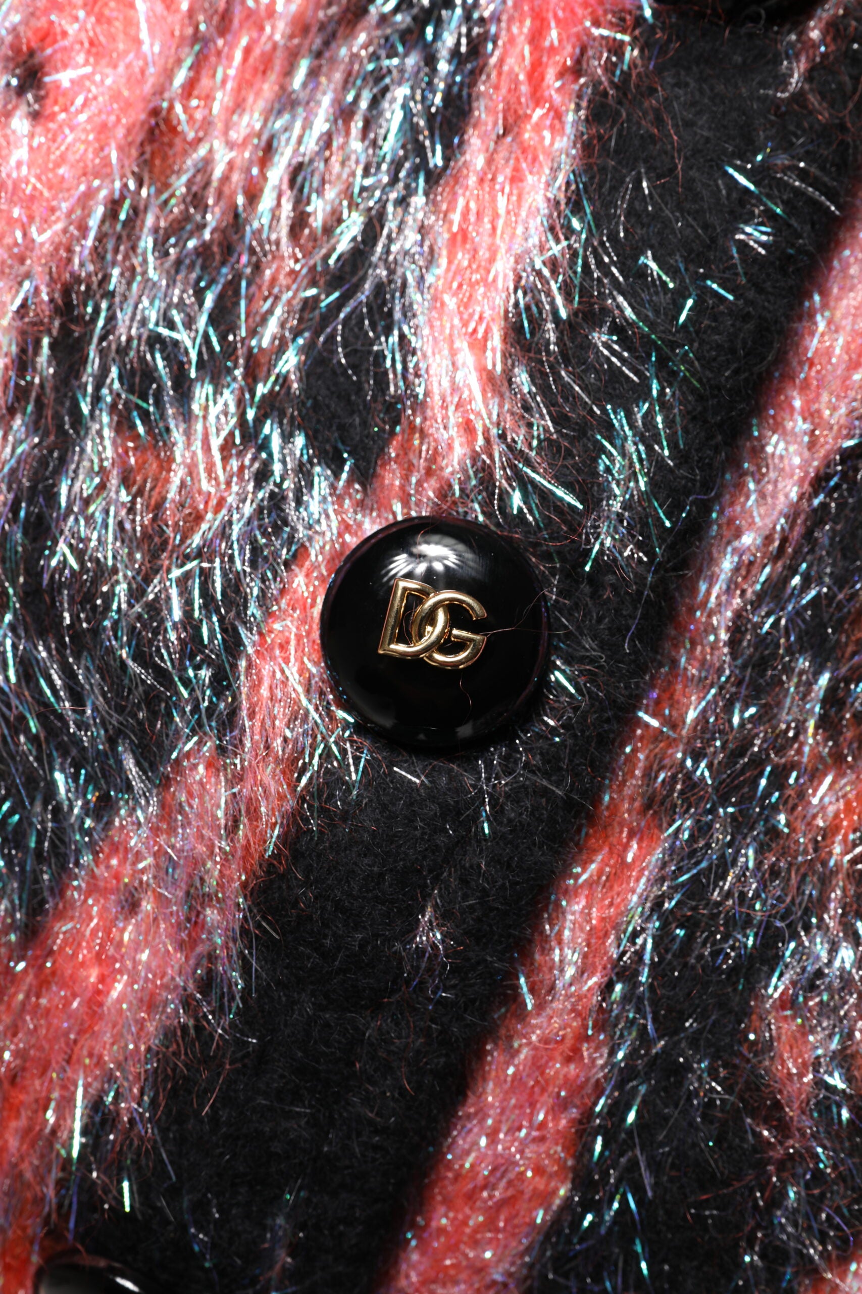Pull en mohair rouge Dolce & Gabbana avec boutons, cardigan en laine élégante et confortable, porté ou suspendu.