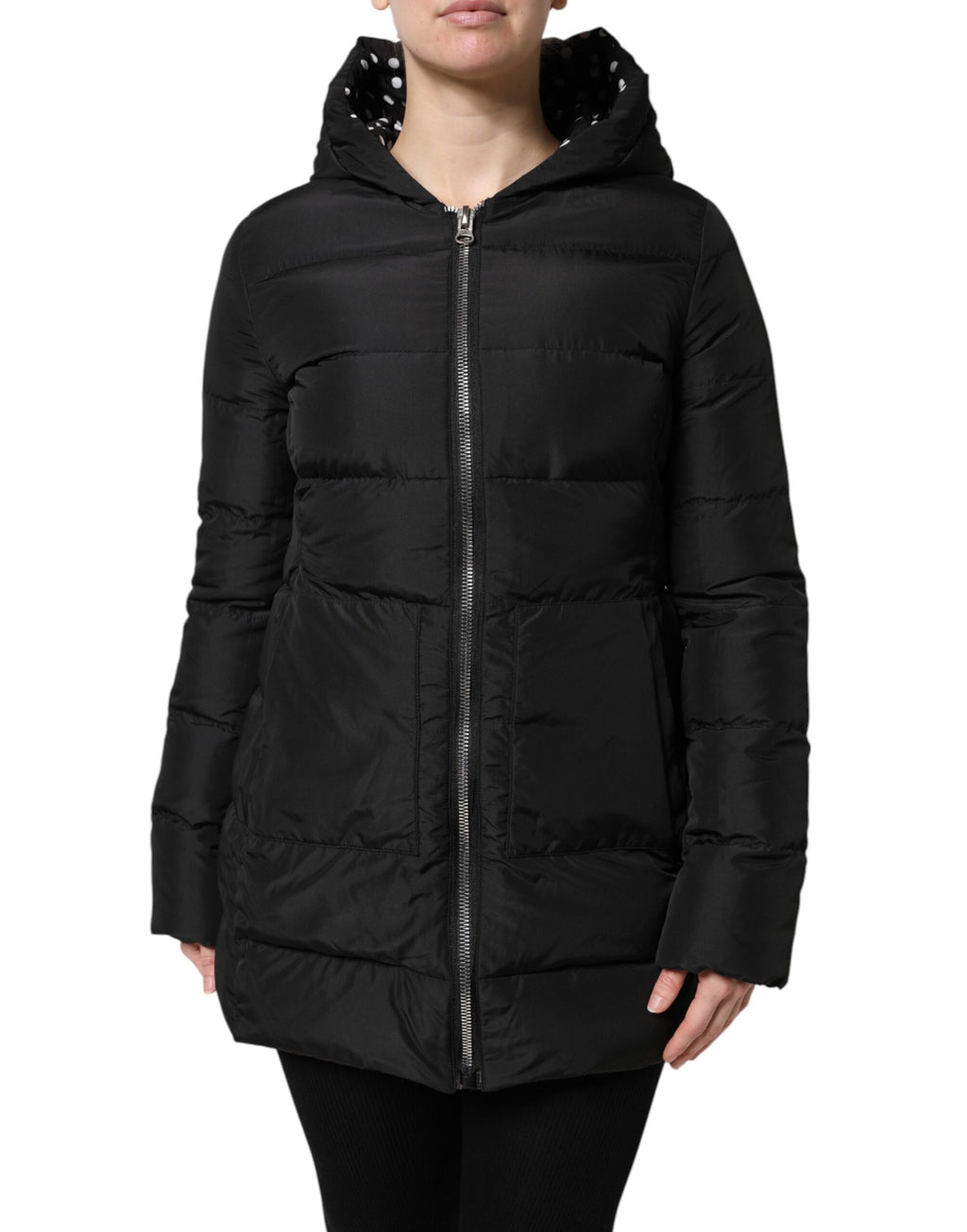 Veste réversible noire Dolce & Gabbana avec capuche en duvet, fermeture éclair, détails tendance et style chic.